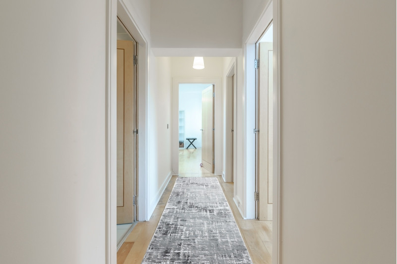 Behúň MEFE 8722 sivý/ biely