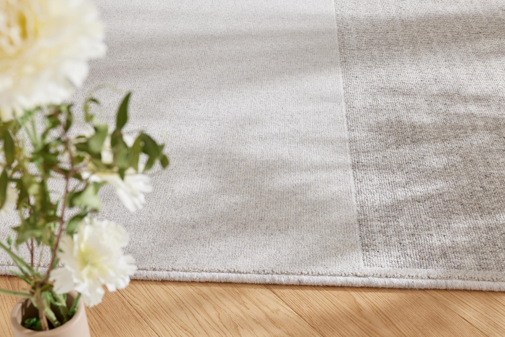 Koberec Agnella Noble Nizer světle šedý třásně