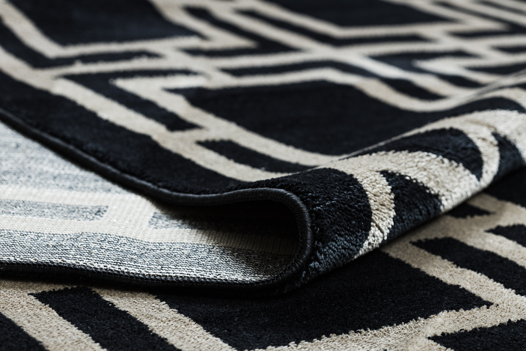 Koberec AMOUR 53078B geometrický / linie, černý