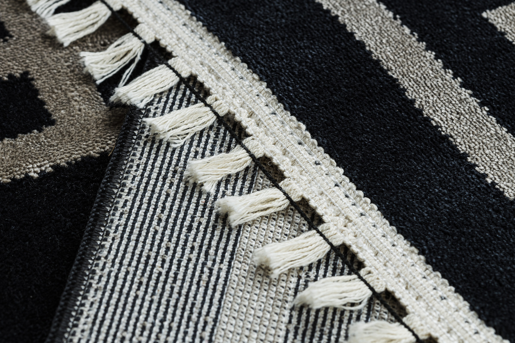 Koberec AMOUR 53078B geometrický / linie, černý