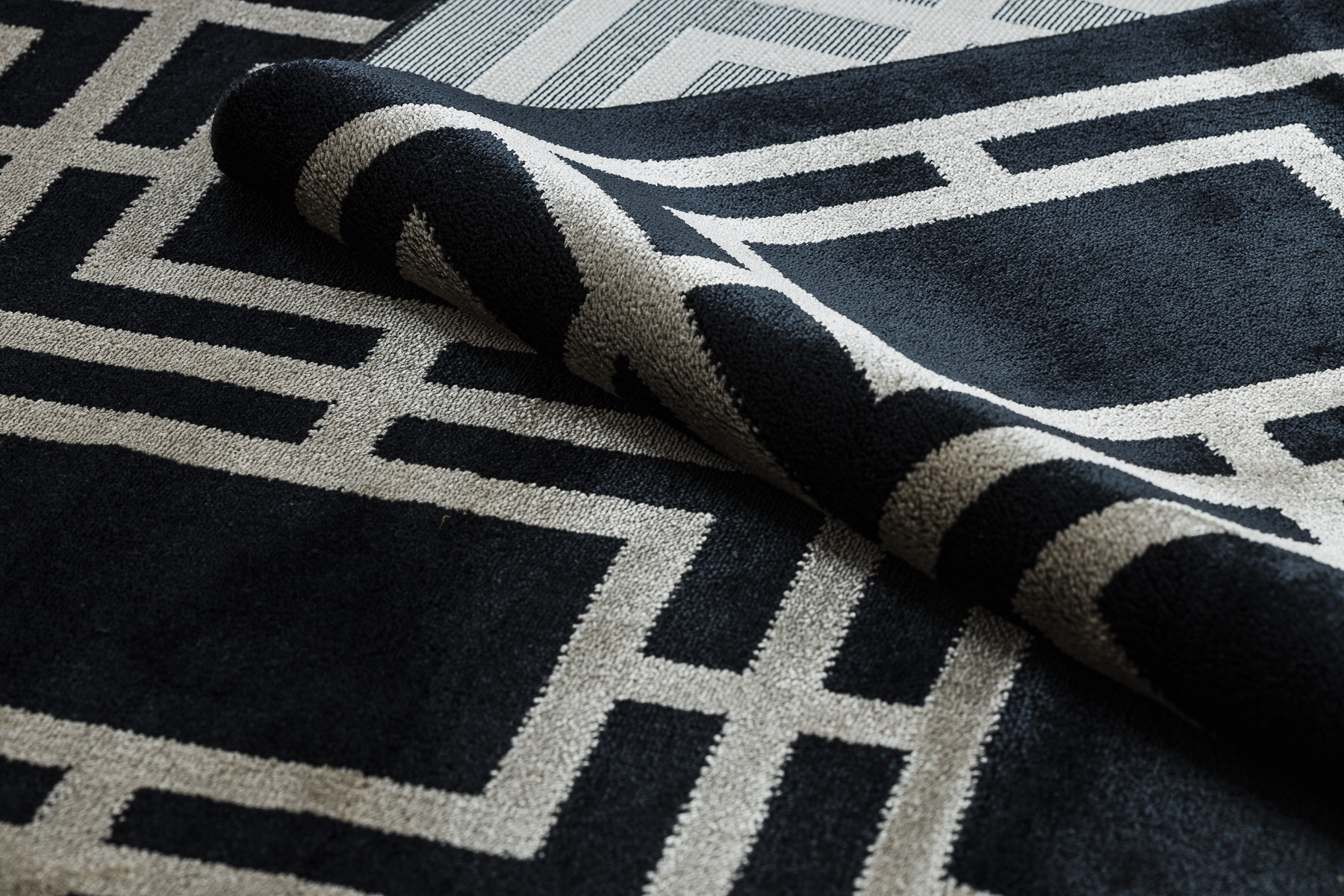Koberec AMOUR 53078B geometrický / linie, černý
