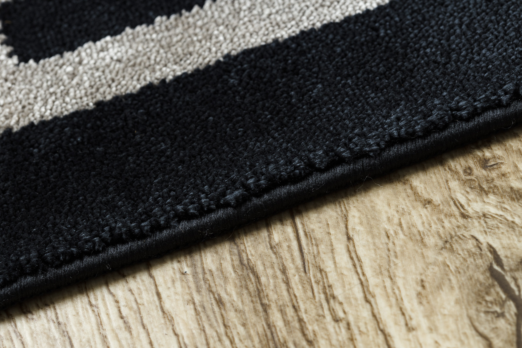 Koberec AMOUR 53078B geometrický / linie, černý