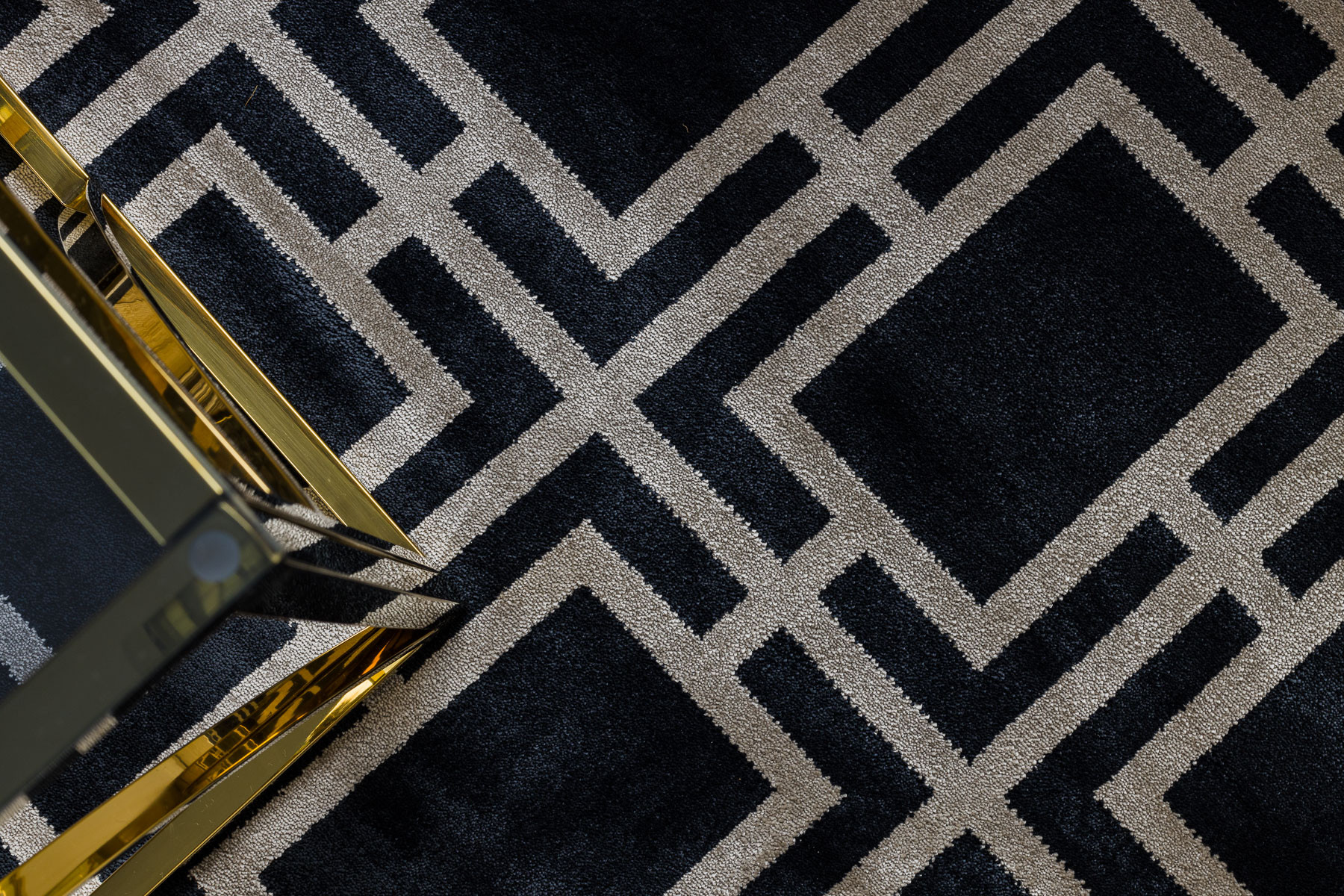 Koberec AMOUR 53078B geometrický / linie, černý