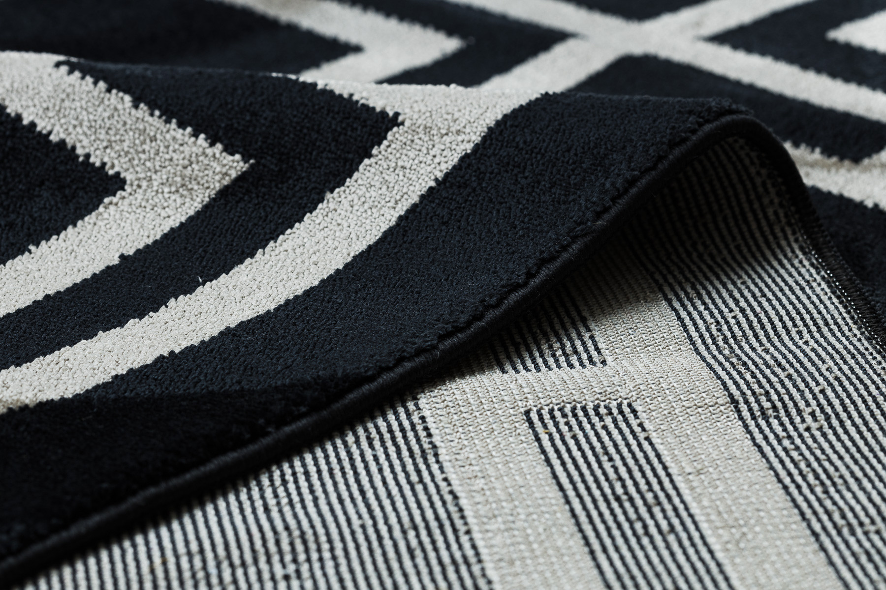 Koberec AMOUR 53078B geometrický / linie, černý