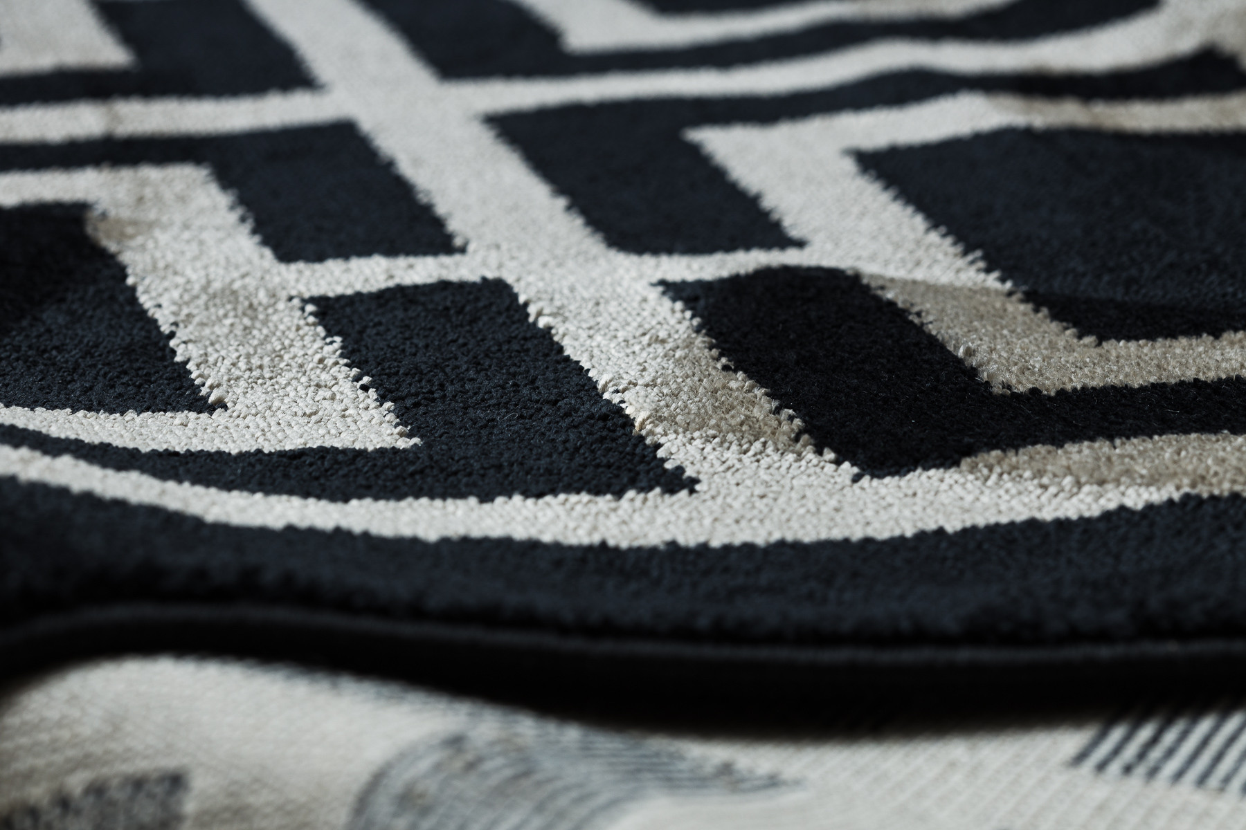 Koberec AMOUR 53078B geometrický / linie, černý