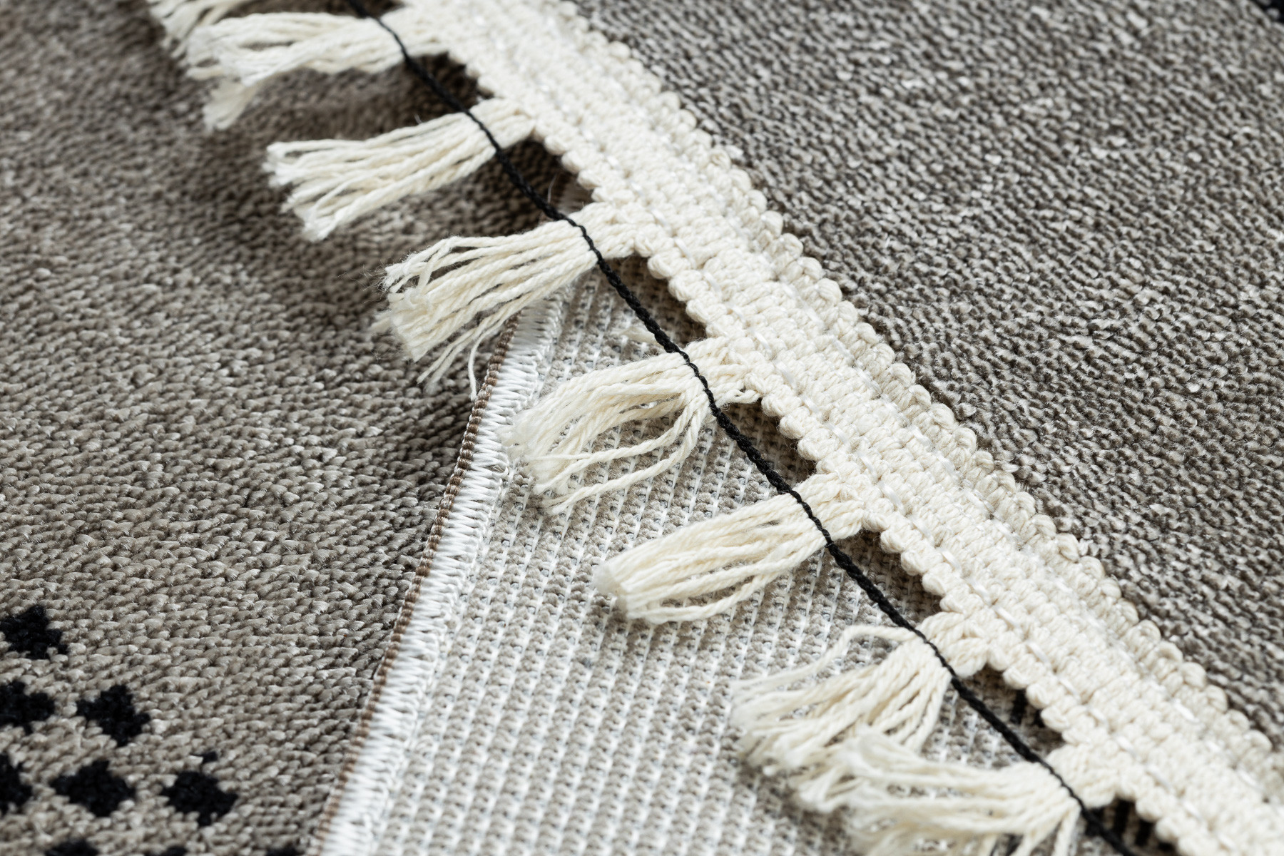 Koberec AMOUR 53098A rám / řecký, béžový / černý