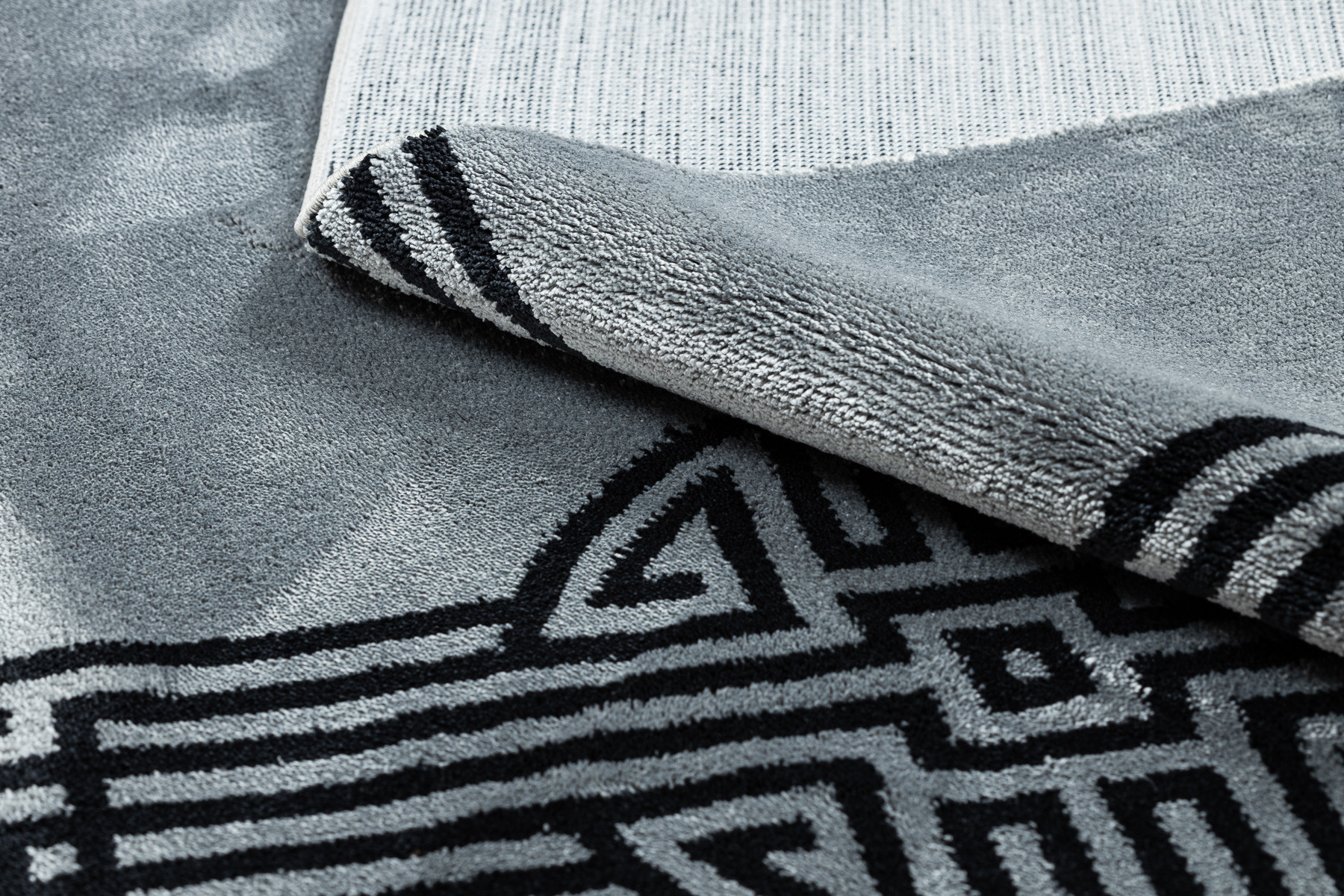 Koberec AMOUR 53116D geometrický / linie, šedý