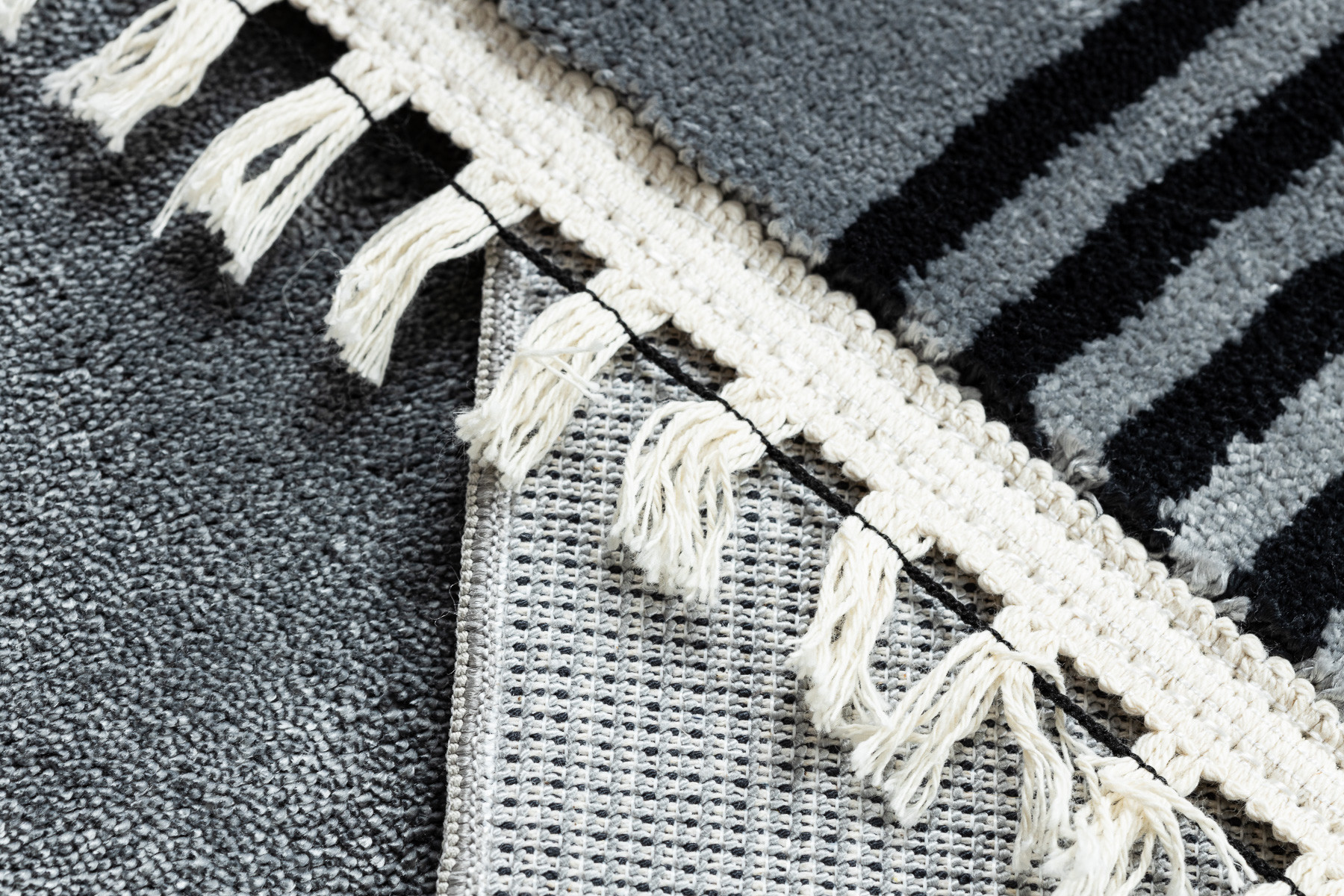 Koberec AMOUR 53116D geometrický / linie, šedý