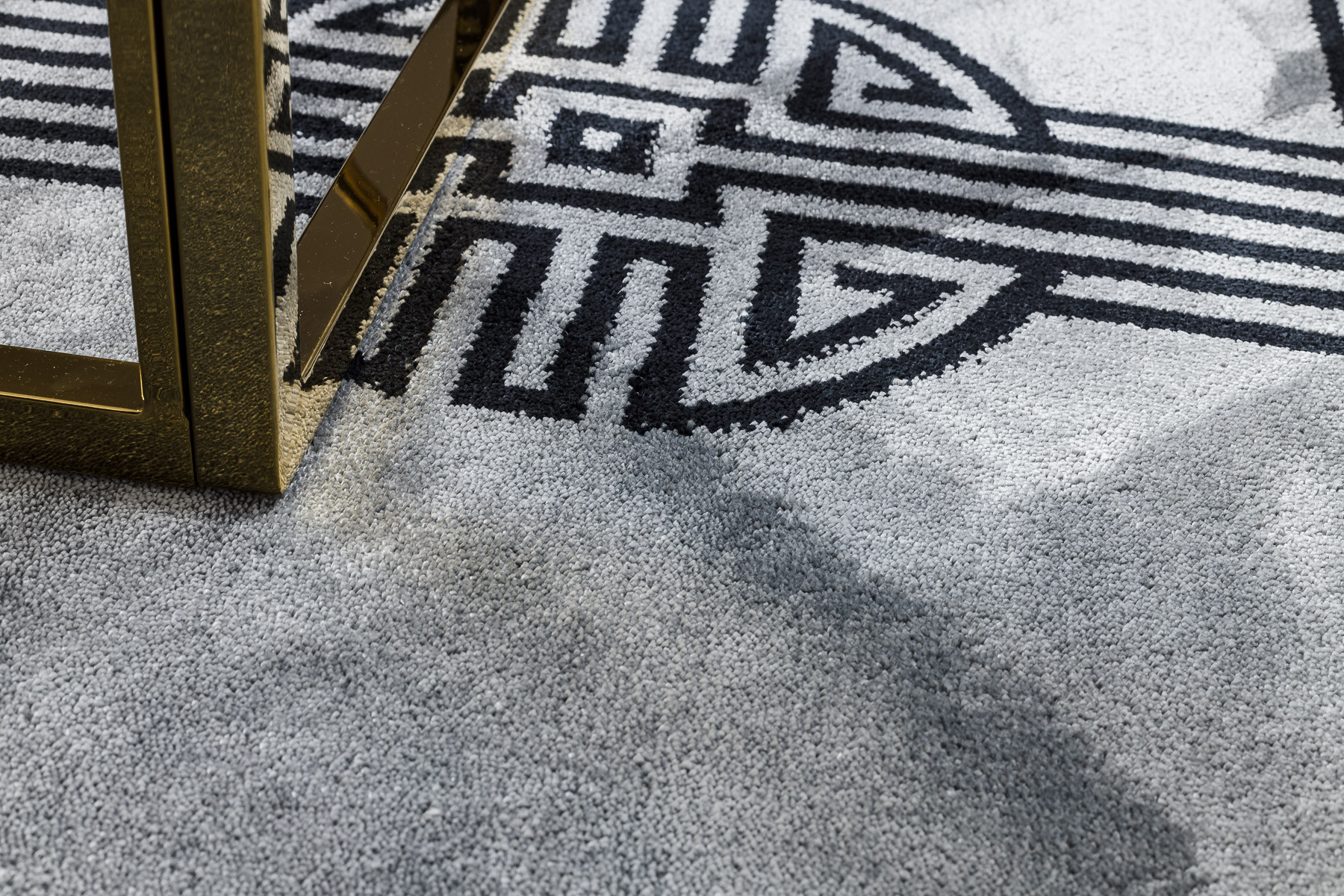 Koberec AMOUR 53116D geometrický / linie, šedý