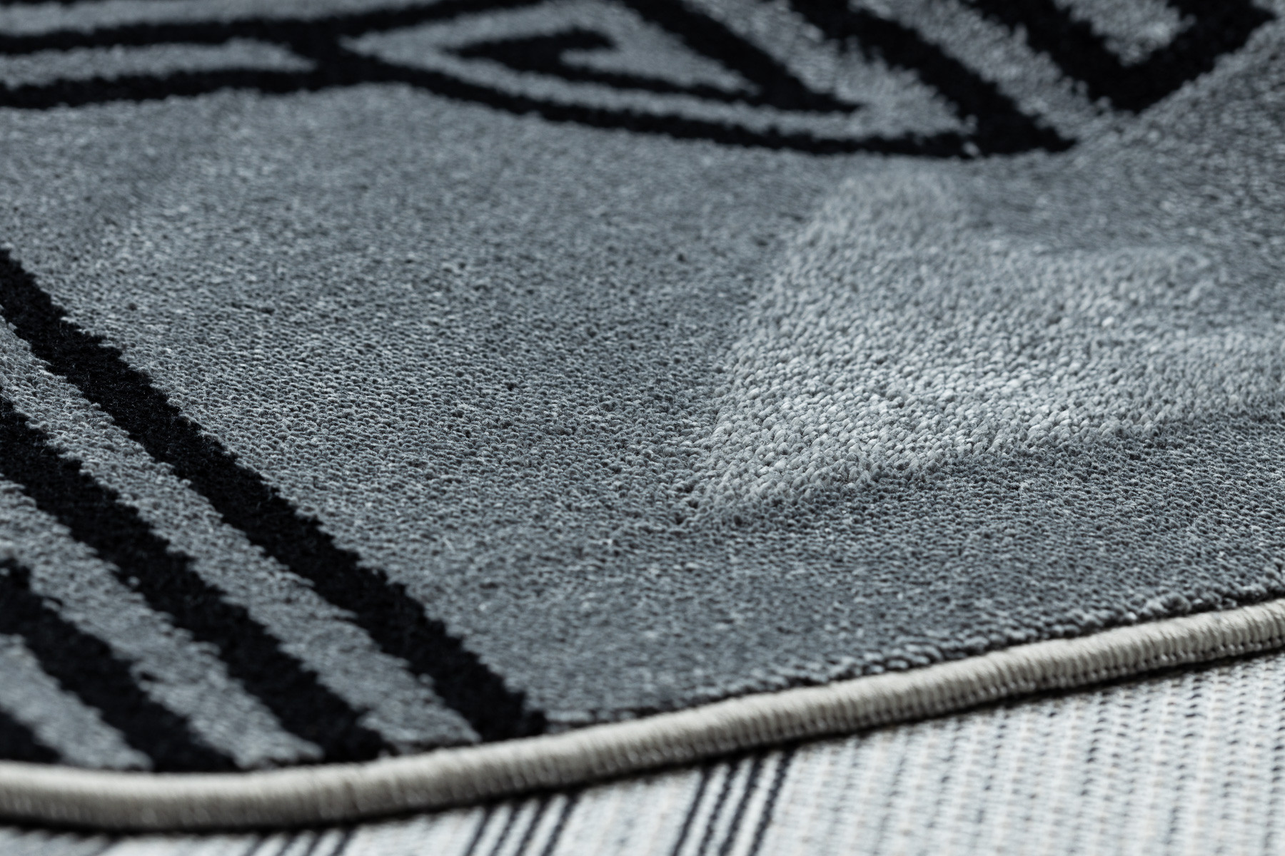 Koberec AMOUR 53116D geometrický / linie, šedý