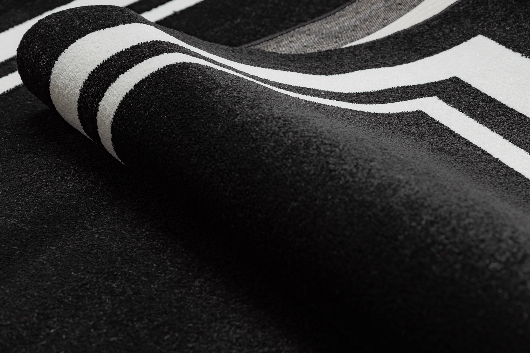 Koberec HAMPTON Border ramka černý