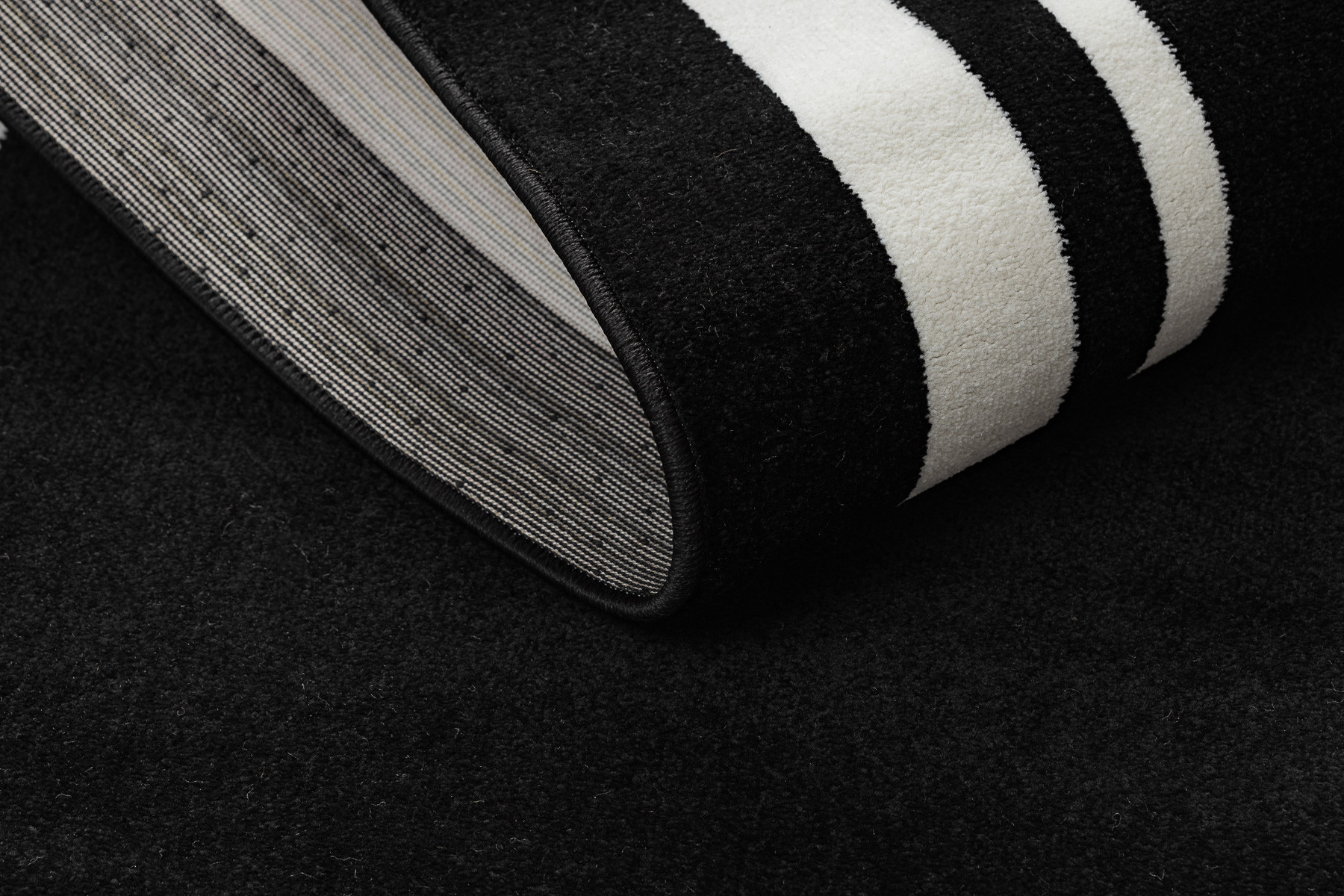 Koberec HAMPTON Border ramka černý