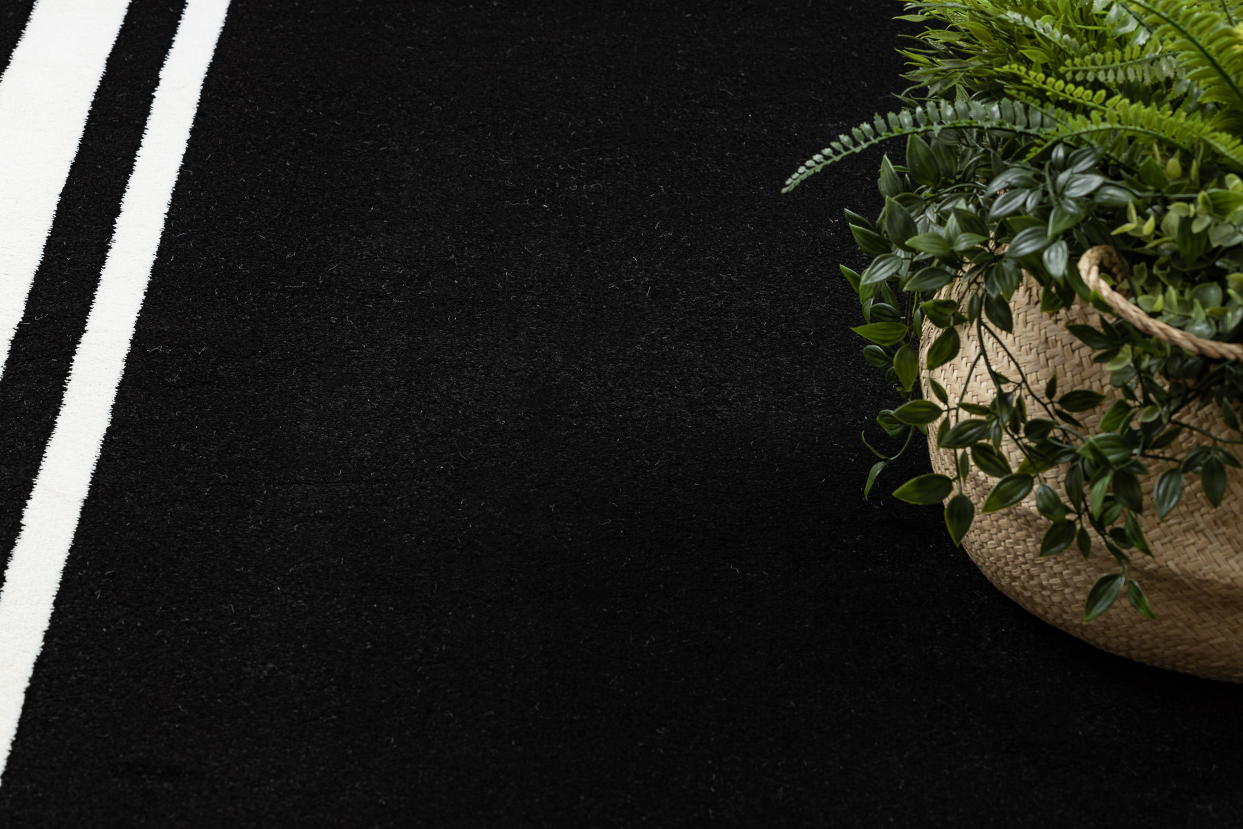 Koberec HAMPTON Border ramka černý