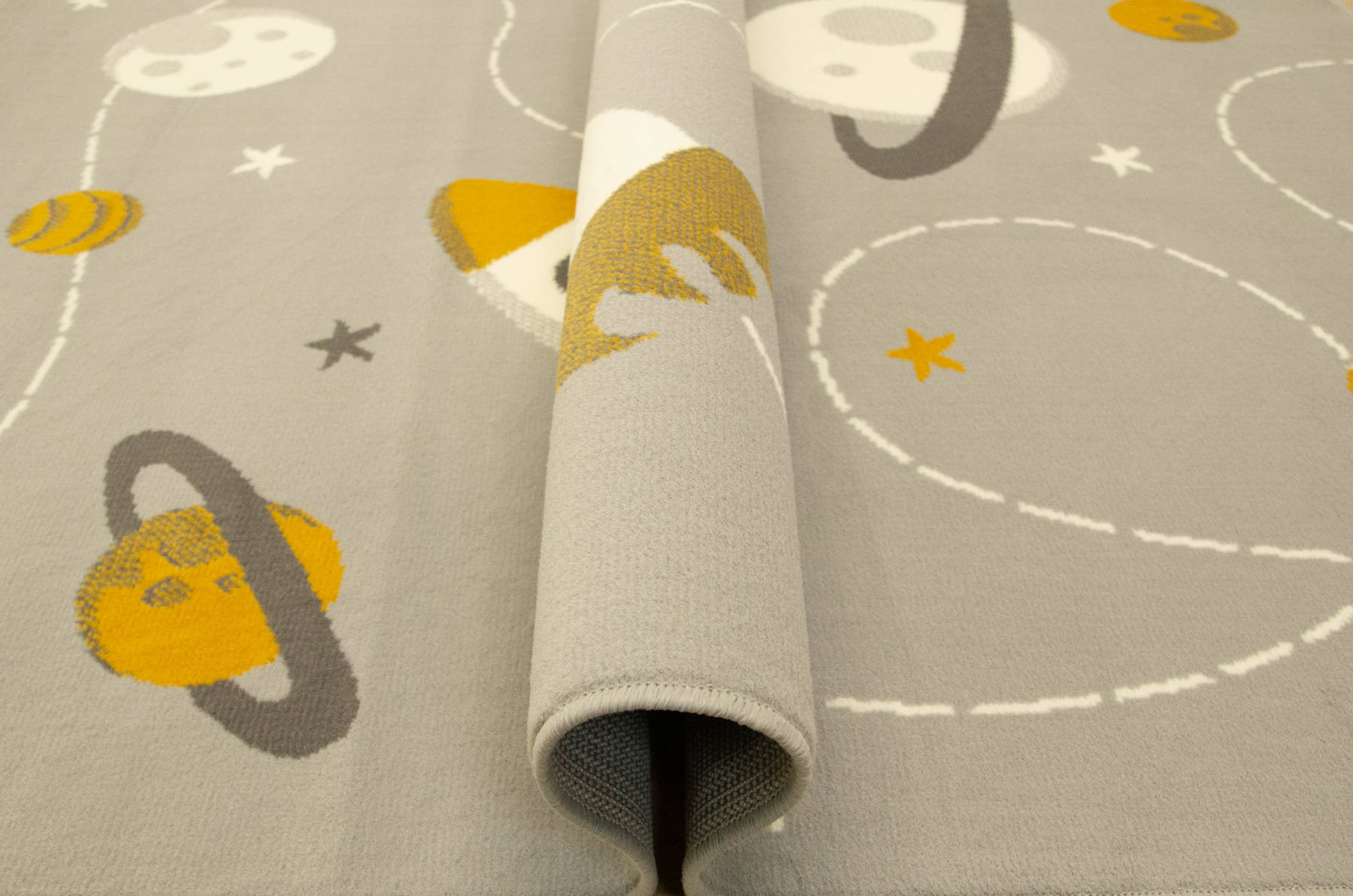 Dětský koberec Kids 534547/89945 Mouse, šedý/hořčicový, vesmír