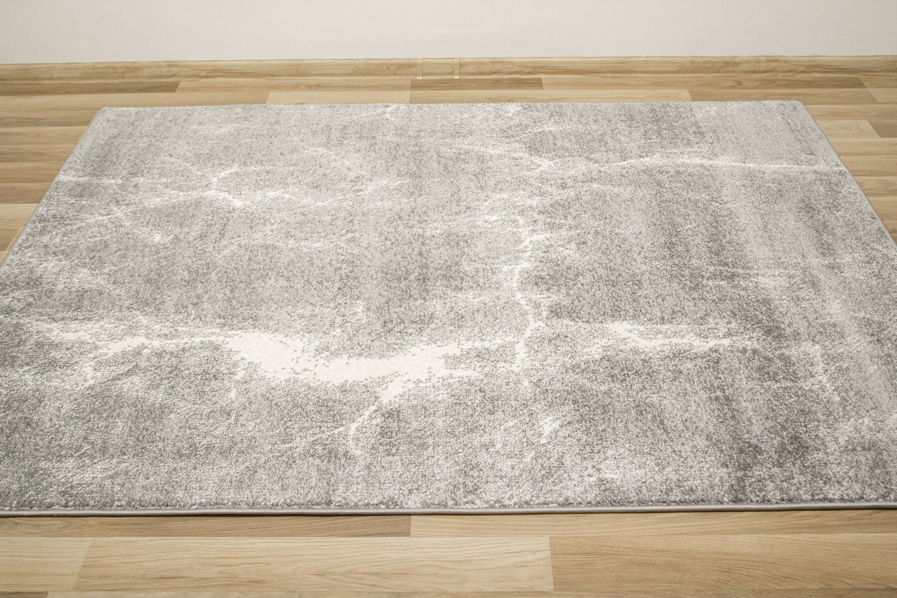 Koberec Lima 9553B marmur světle šedý / krémový