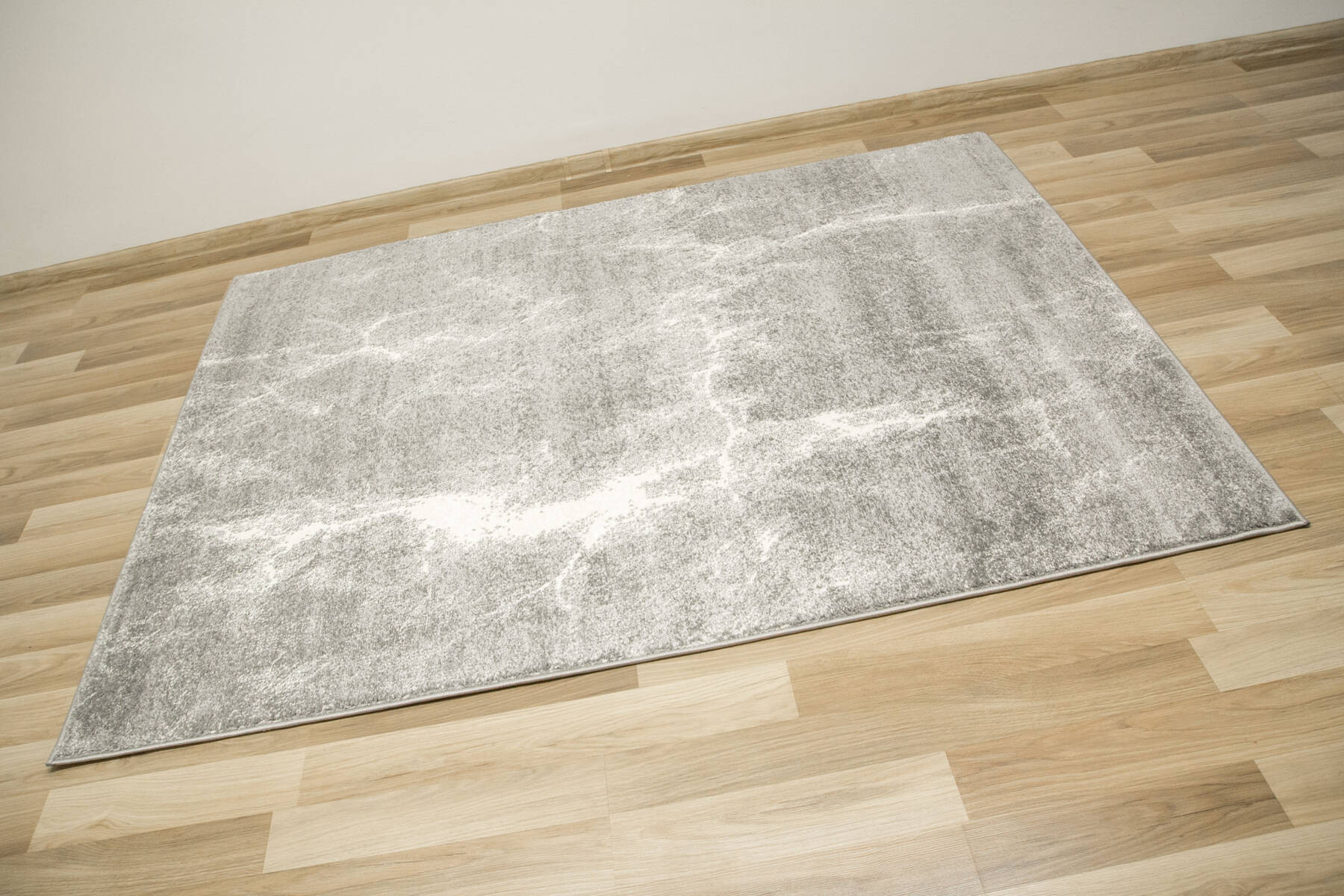 Koberec Lima 9553B marmur světle šedý / krémový