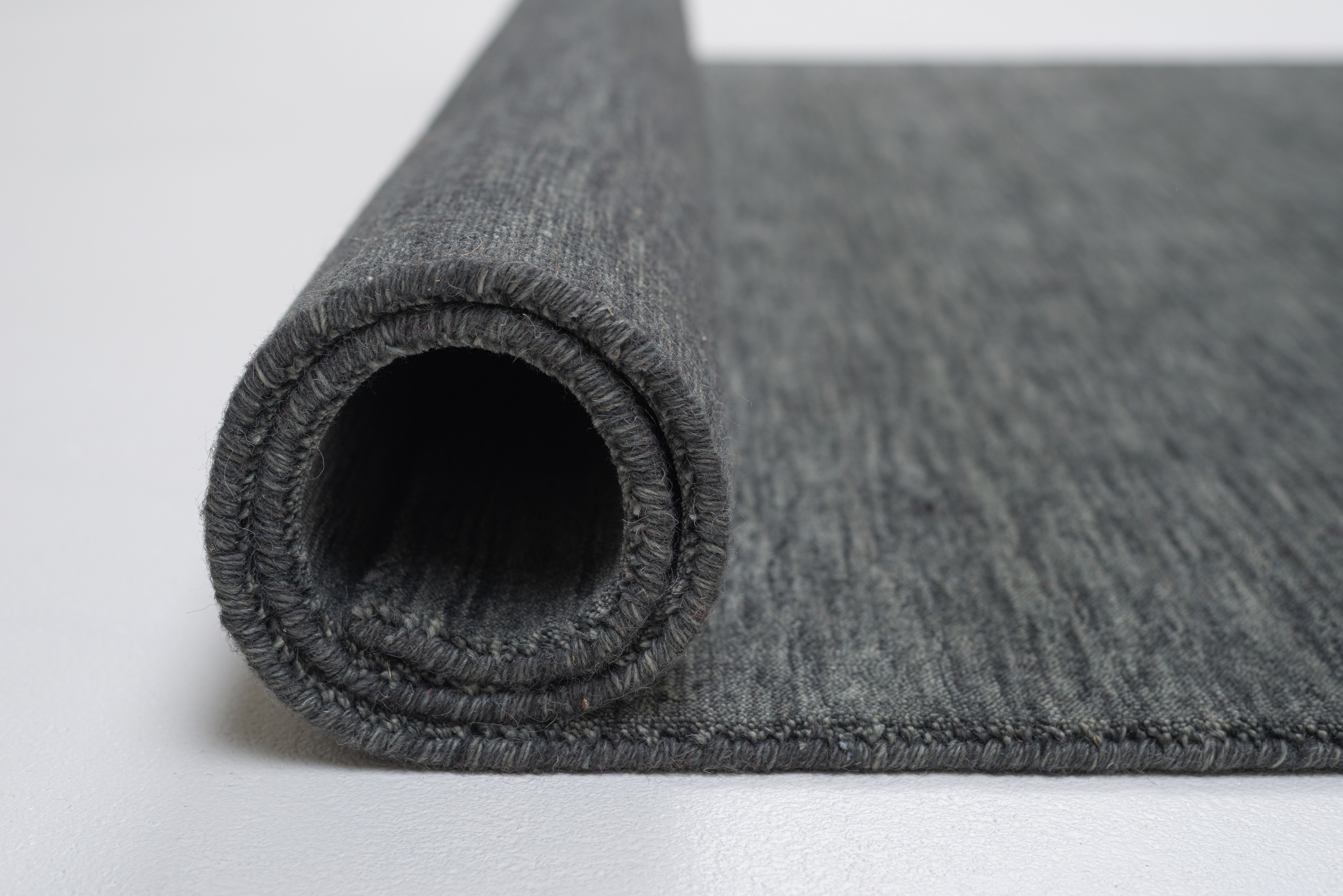 Koberec HOLI tmavě šedý