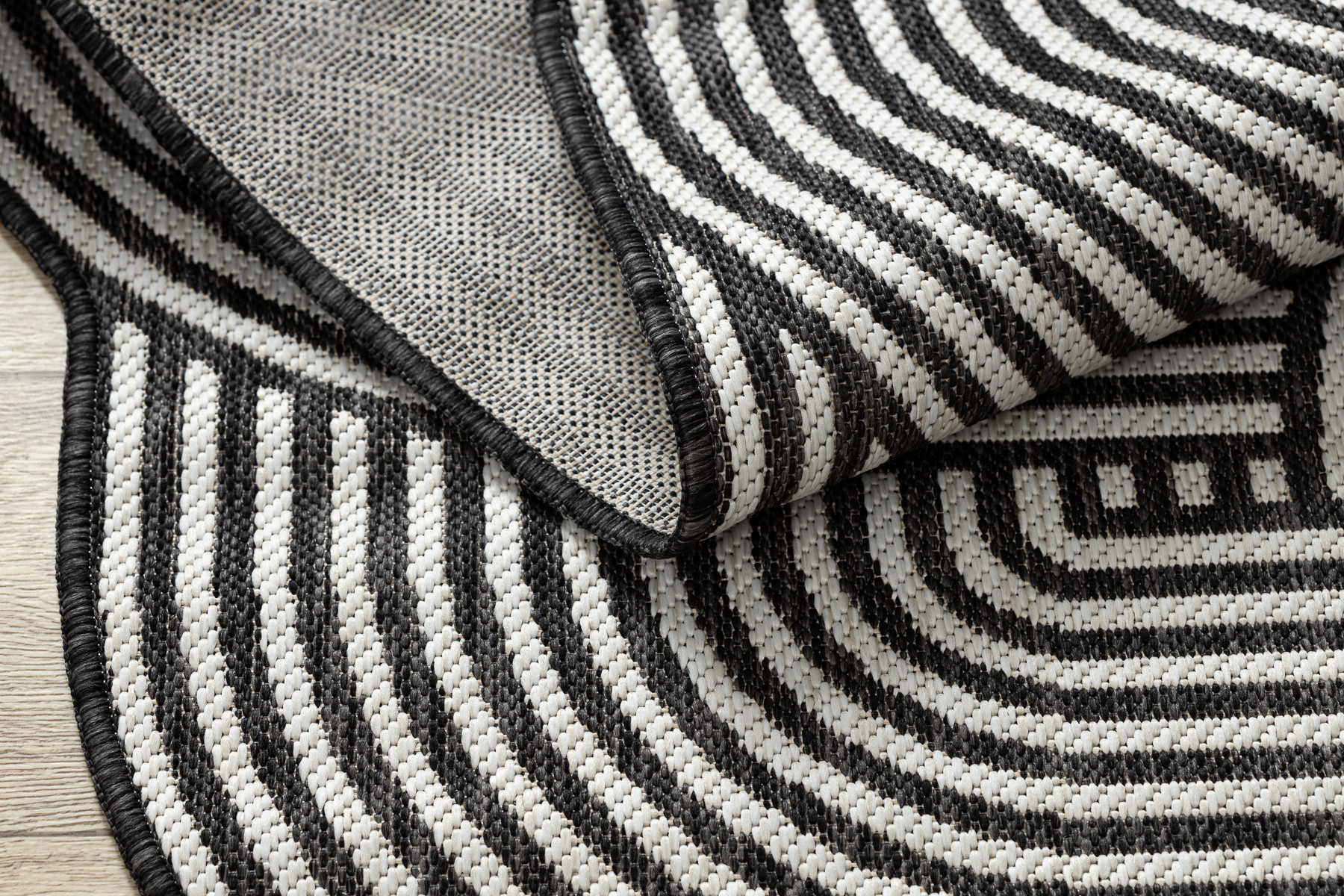 Koberec ORGANIC 1835 geometrický, černý / šedý