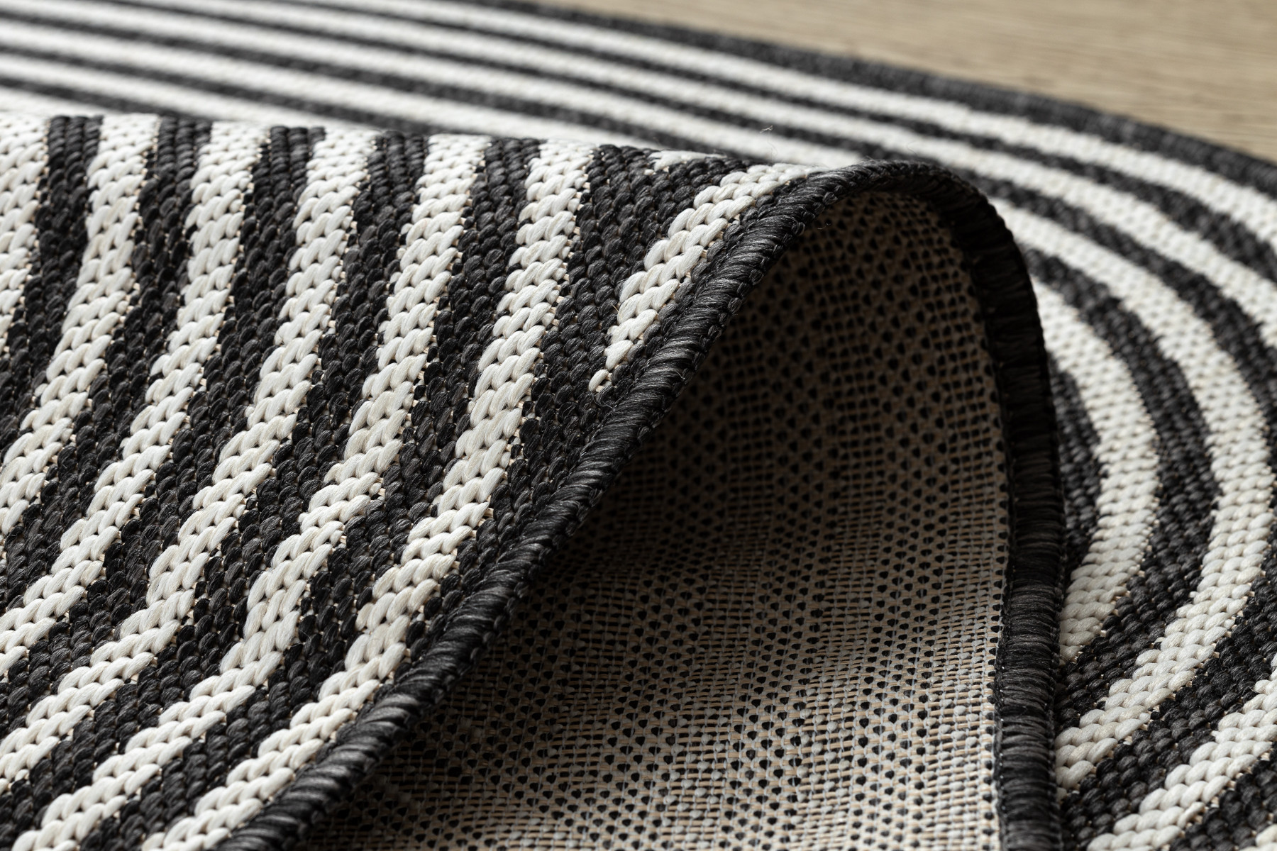 Koberec ORGANIC 1835 geometrický, černý / šedý