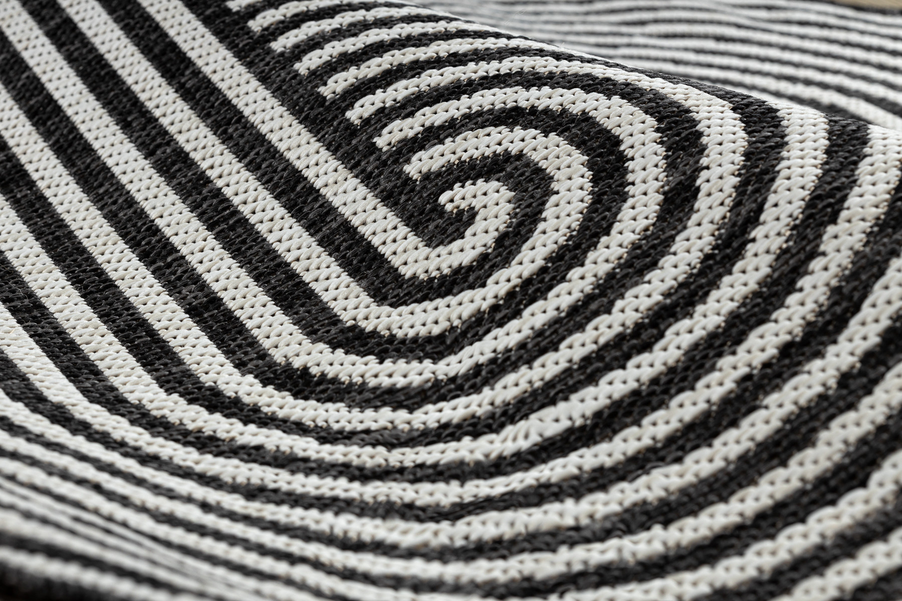 Koberec ORGANIC 1835 geometrický, černý / šedý