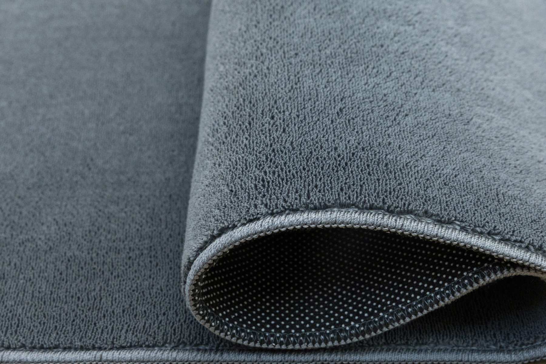 Protiskluzový koberec PLUSH šedý