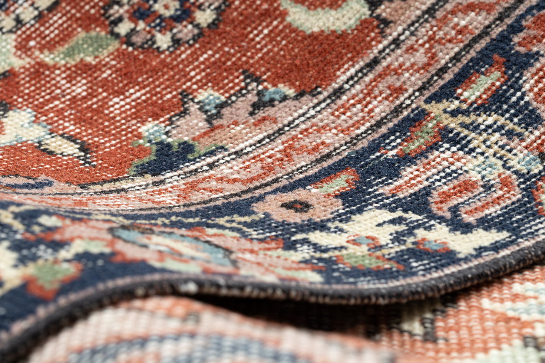 Ručně tkaný vlněný koberec Vintage 10181 rám / květiny, cihlový / zelený