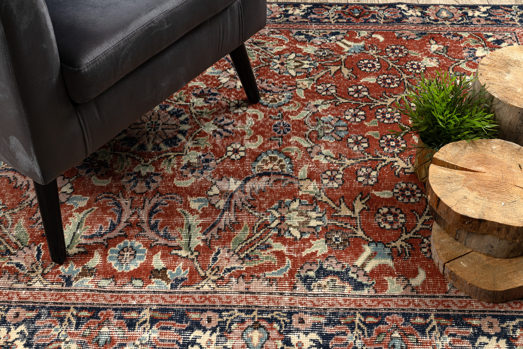 Ručně tkaný vlněný koberec Vintage 10181 rám / květiny, cihlový / zelený