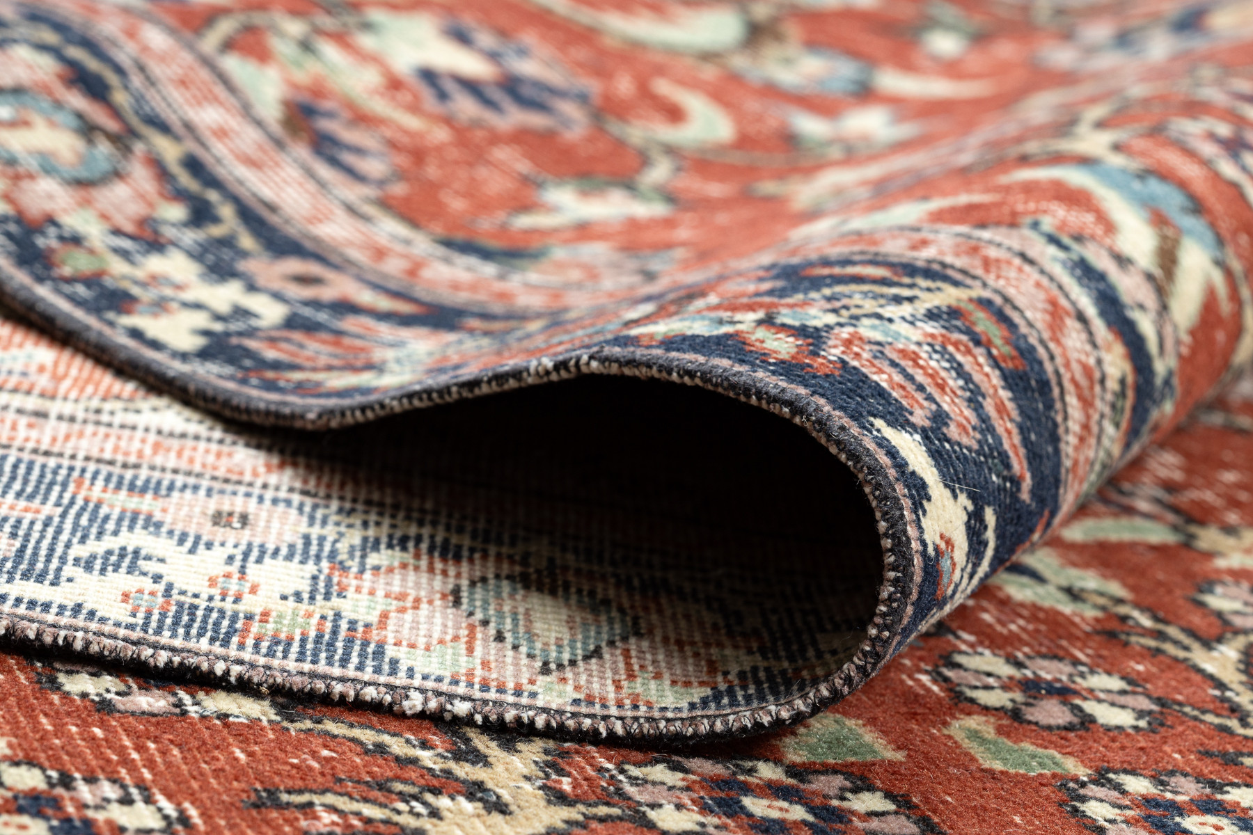 Ručně tkaný vlněný koberec Vintage 10181 rám / květiny, cihlový / zelený