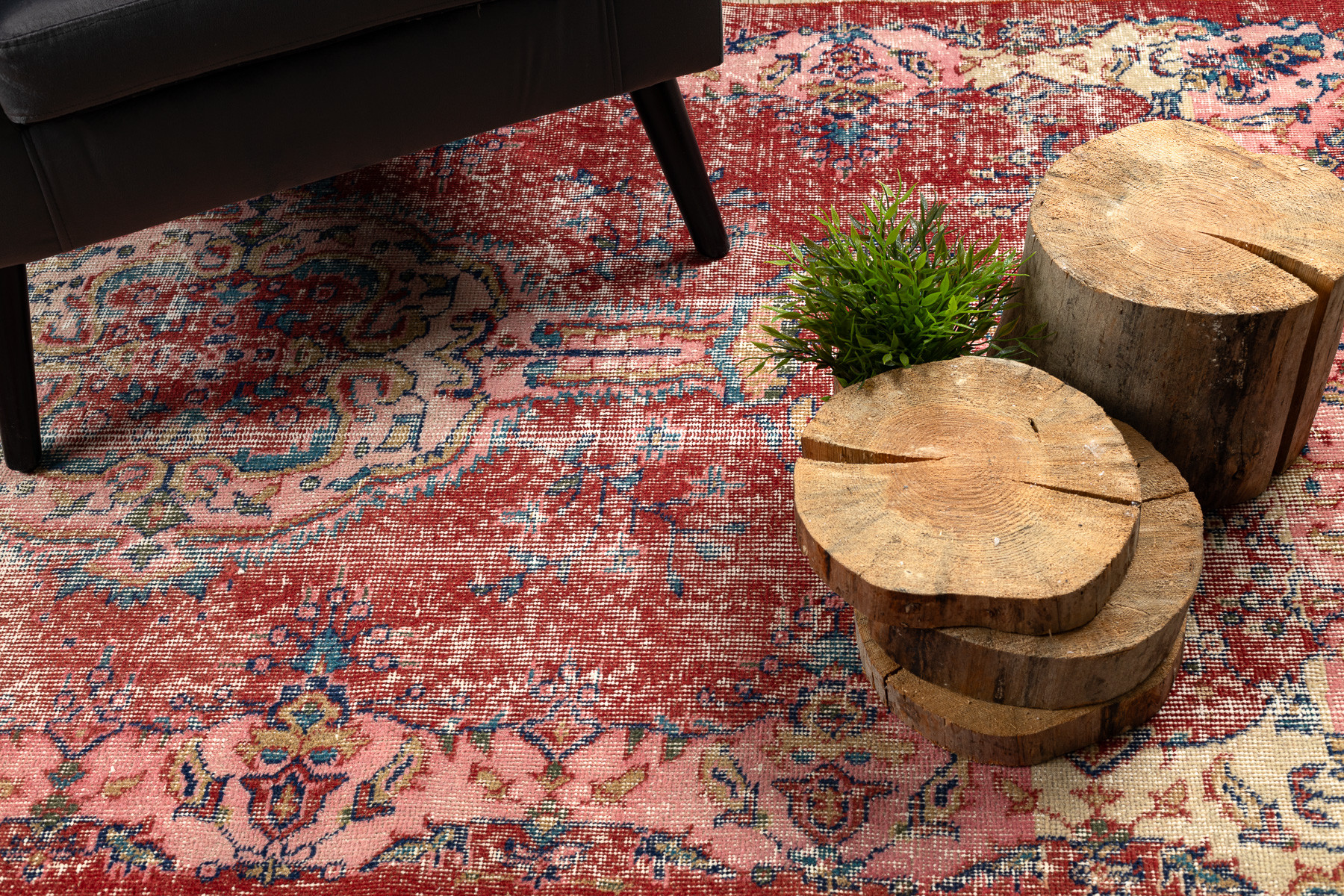 Ručně tkaný vlněný koberec Vintage 10251 ornament/květy, červený