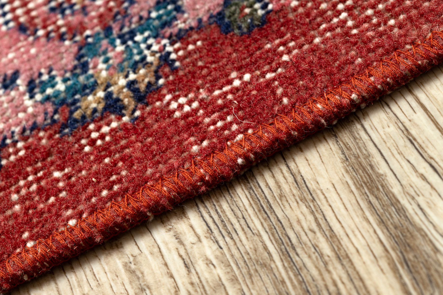 Ručně tkaný vlněný koberec Vintage 10251 ornament/květy, červený