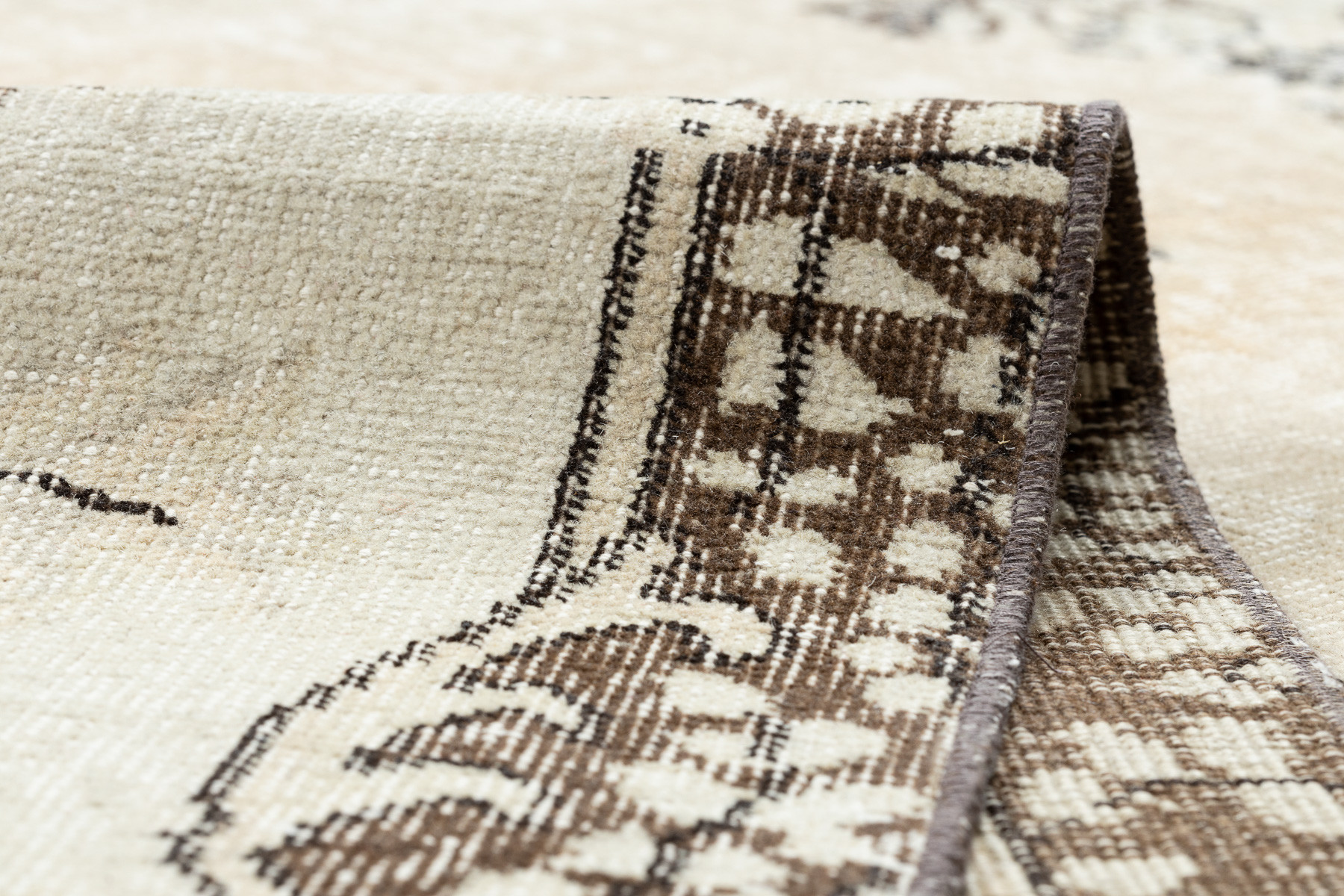 Ručně tkaný vlněný koberec Vintage 10313 ornament / květiny, béžový / zelený