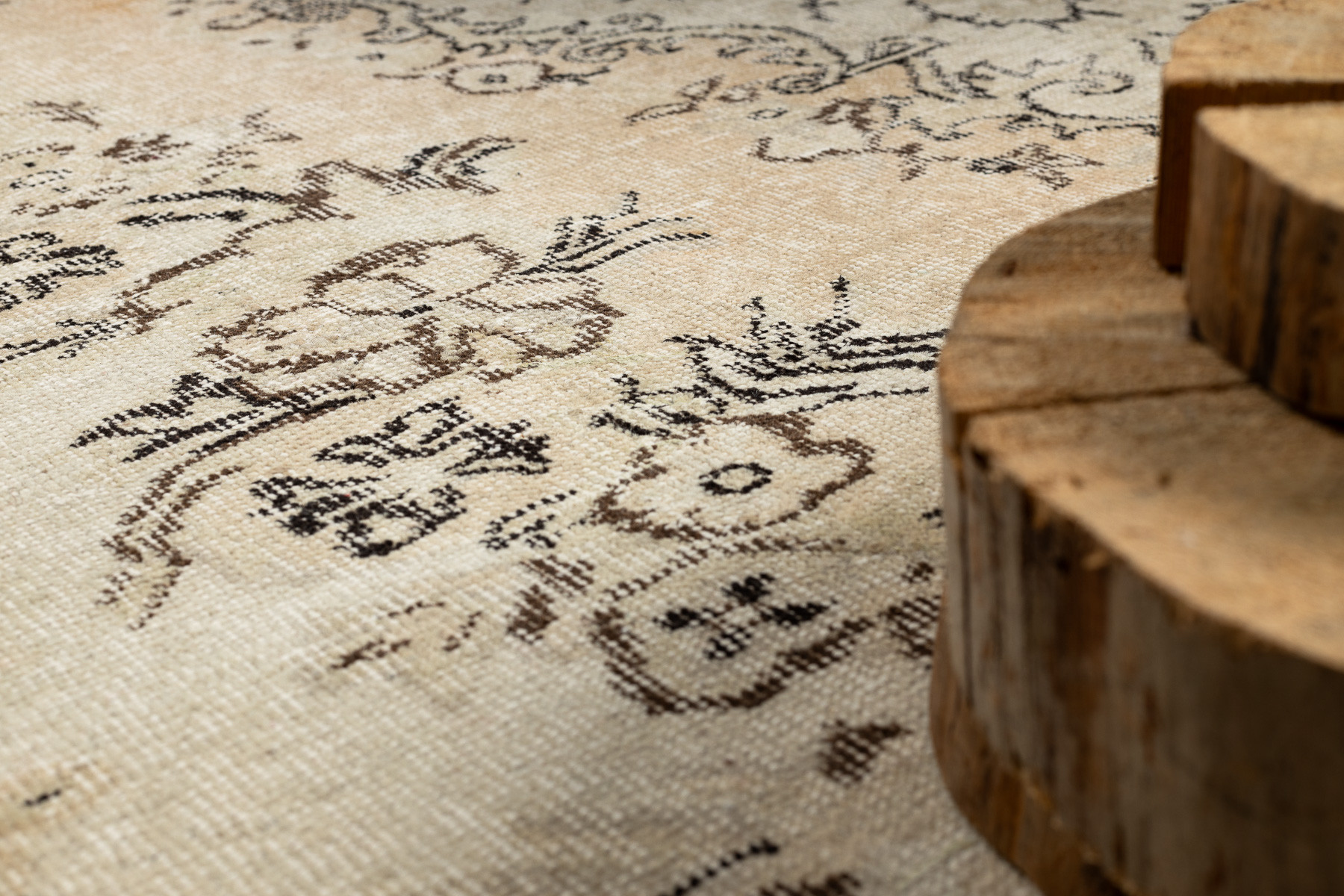 Ručně tkaný vlněný koberec Vintage 10313 ornament / květiny, béžový / zelený