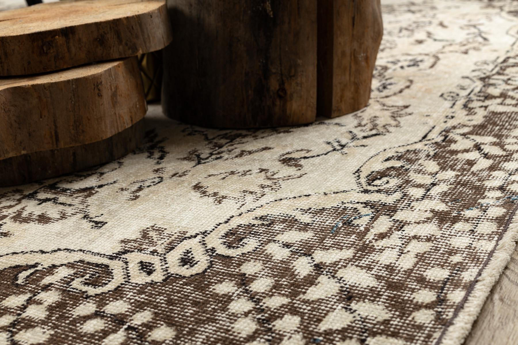 Ručně tkaný vlněný koberec Vintage 10313 ornament / květiny, béžový / zelený