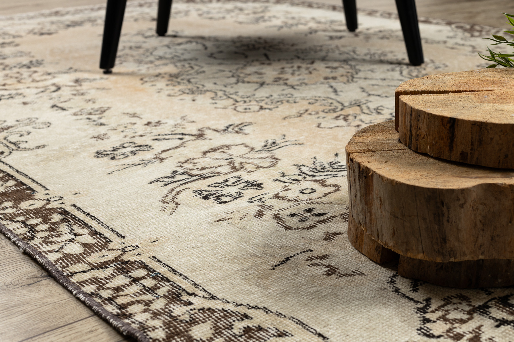 Ručně tkaný vlněný koberec Vintage 10313 ornament / květiny, béžový / zelený