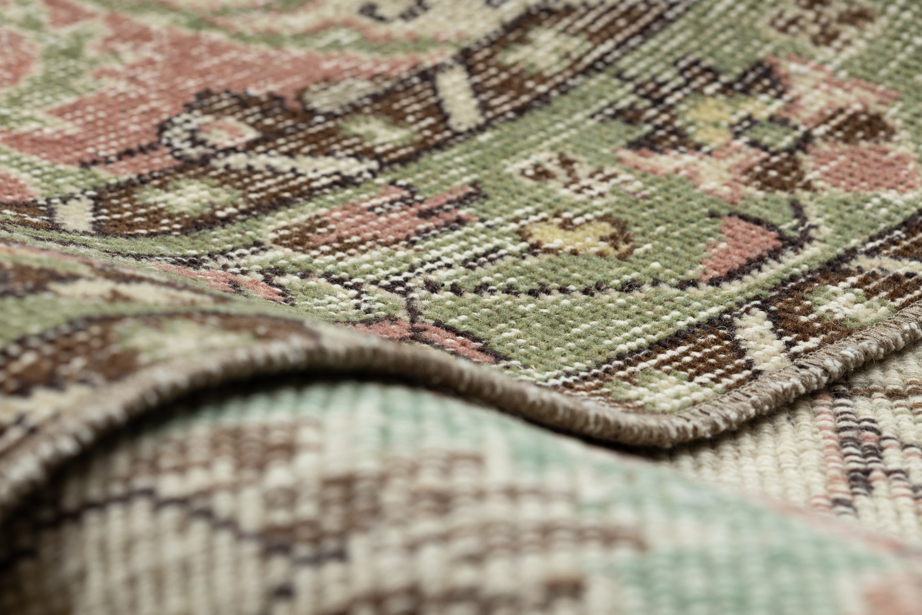 Ručně tkaný vlněný koberec Vintage 10534 ornament / květy, béžový / zelený