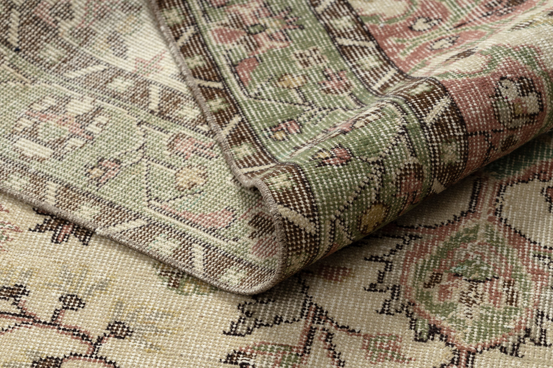 Ručně tkaný vlněný koberec Vintage 10534 ornament / květy, béžový / zelený