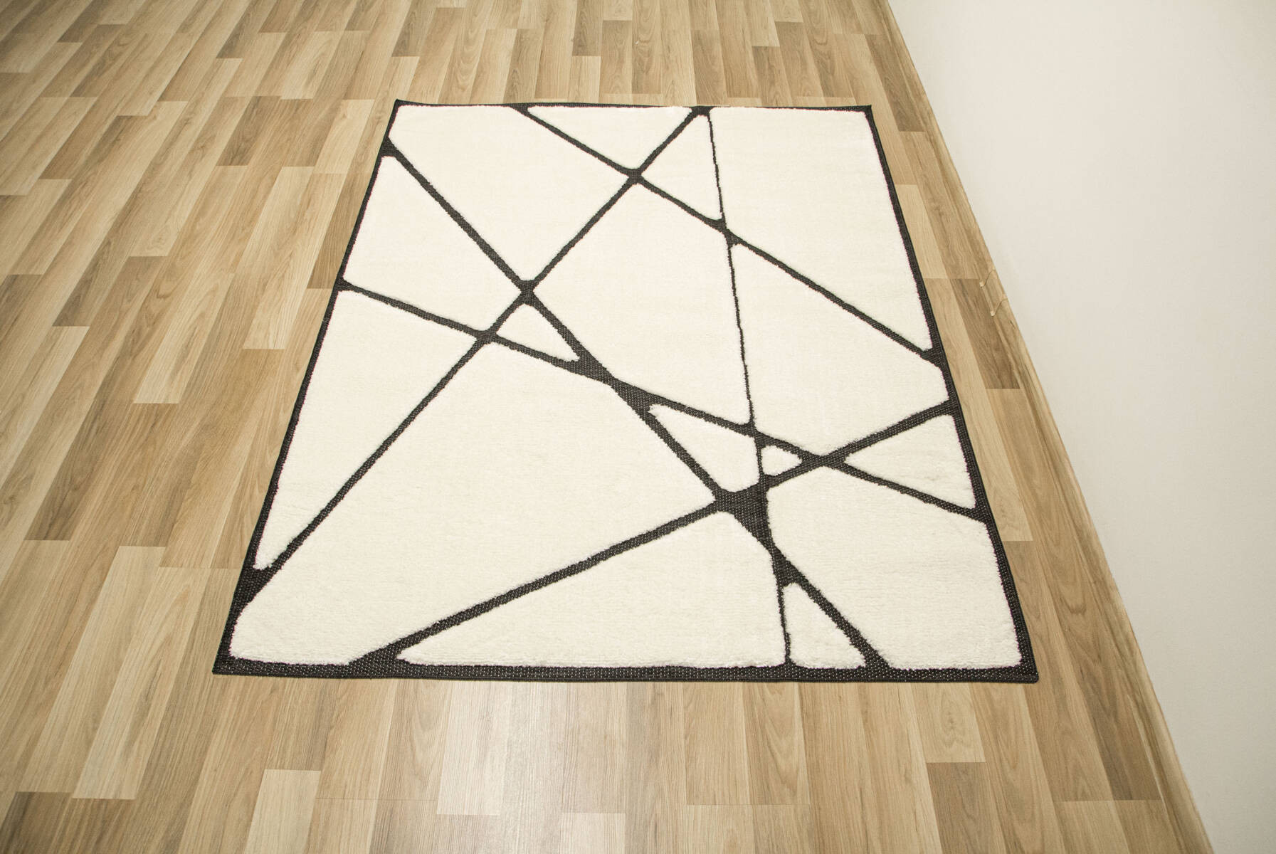 Koberec Shaggy Lula Soft IM85A trojúhelníky, krémový / černý