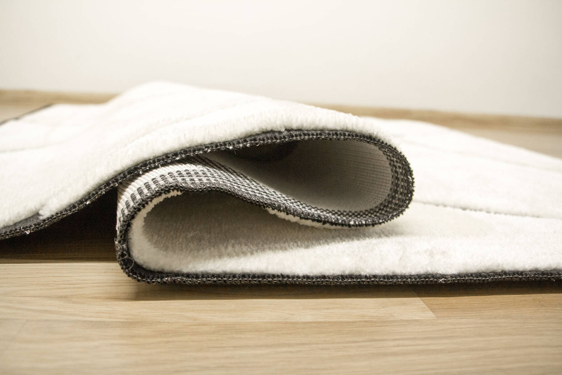 Koberec Shaggy Lula Soft IM85A trojúhelníky, krémový / černý