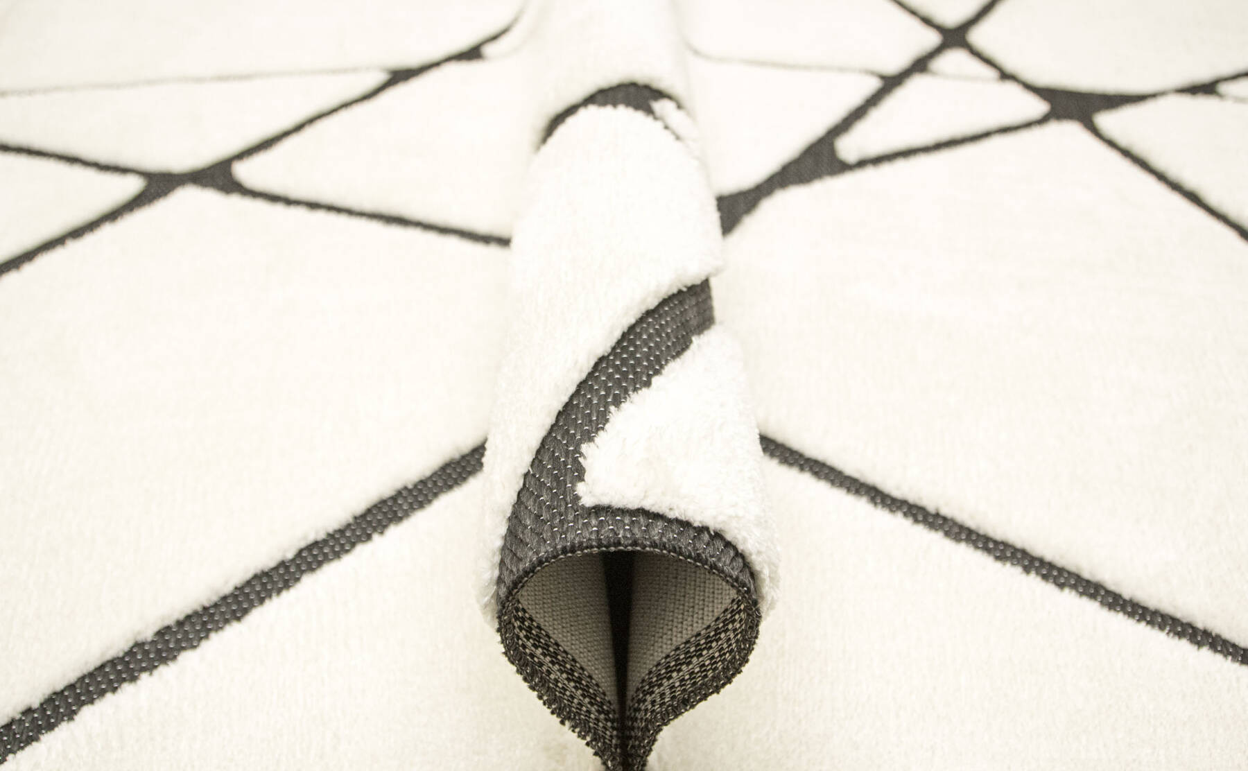 Koberec Shaggy Lula Soft IM85A trojúhelníky, krémový / černý