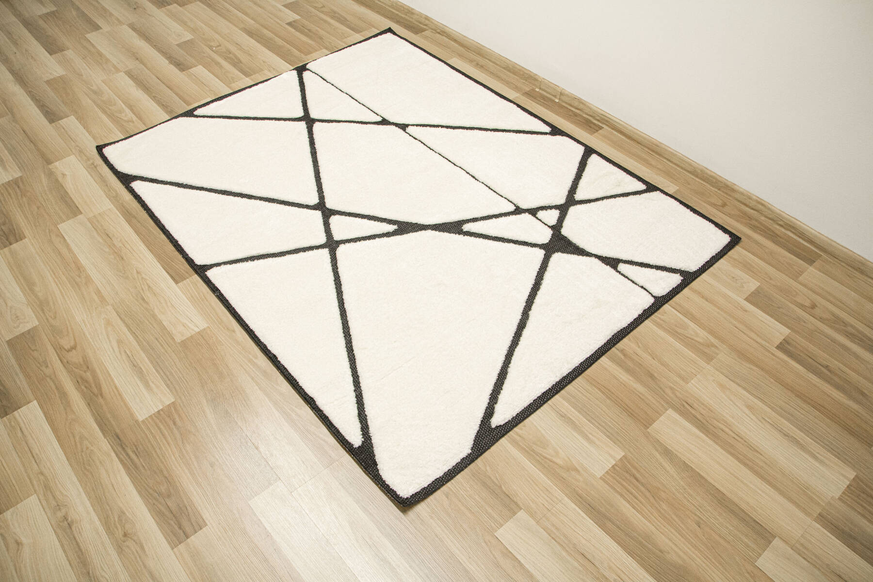 Koberec Shaggy Lula Soft IM85A trojúhelníky, krémový / černý