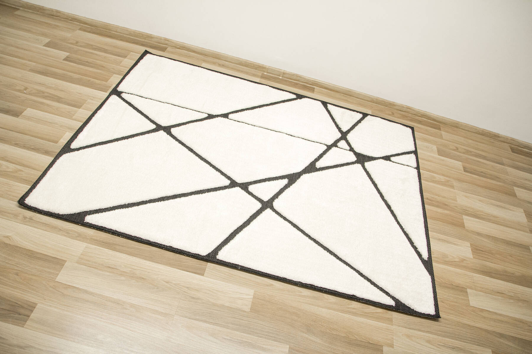 Koberec Shaggy Lula Soft IM85A trojúhelníky, krémový / černý