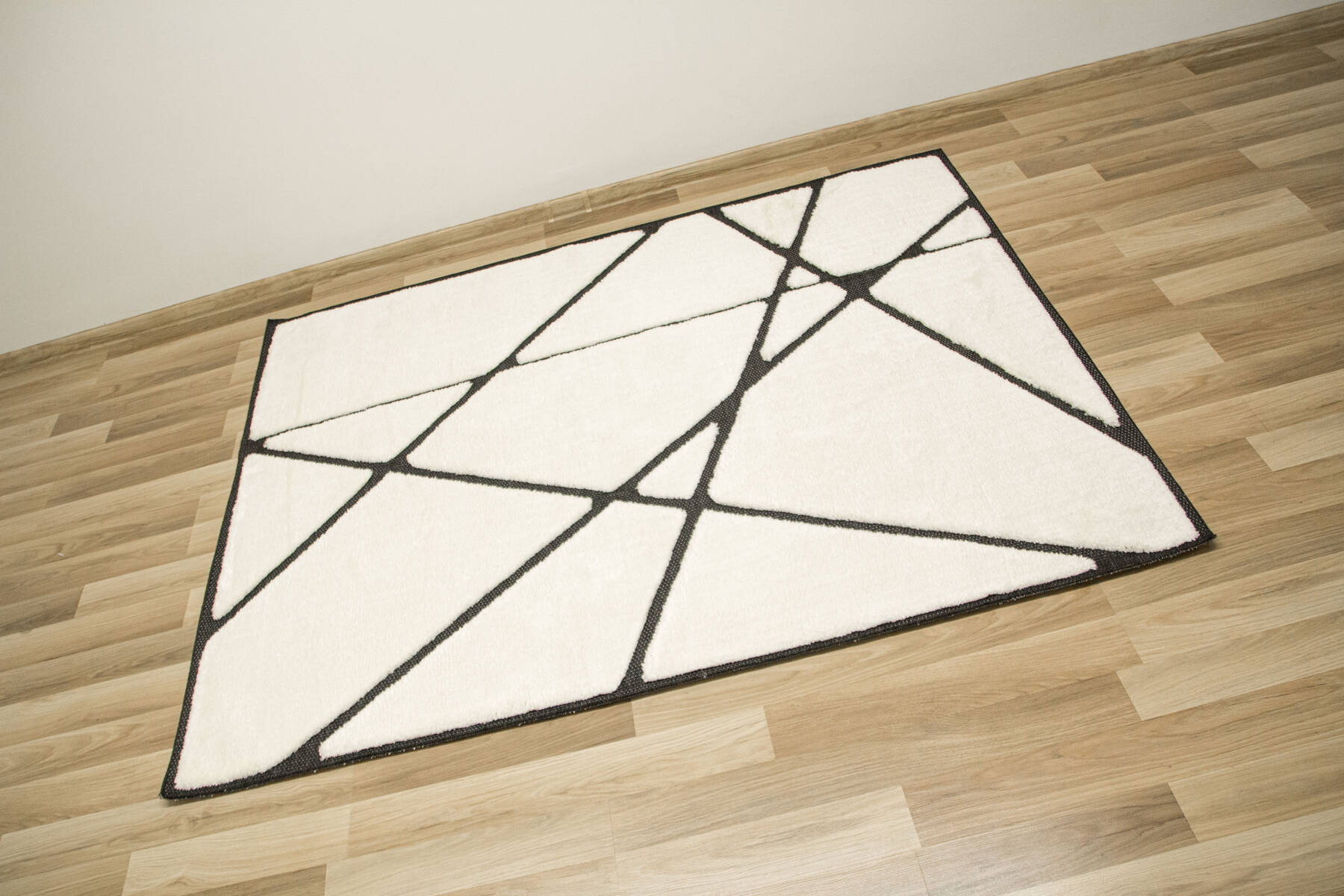 Koberec Shaggy Lula Soft IM85A trojúhelníky, krémový / černý