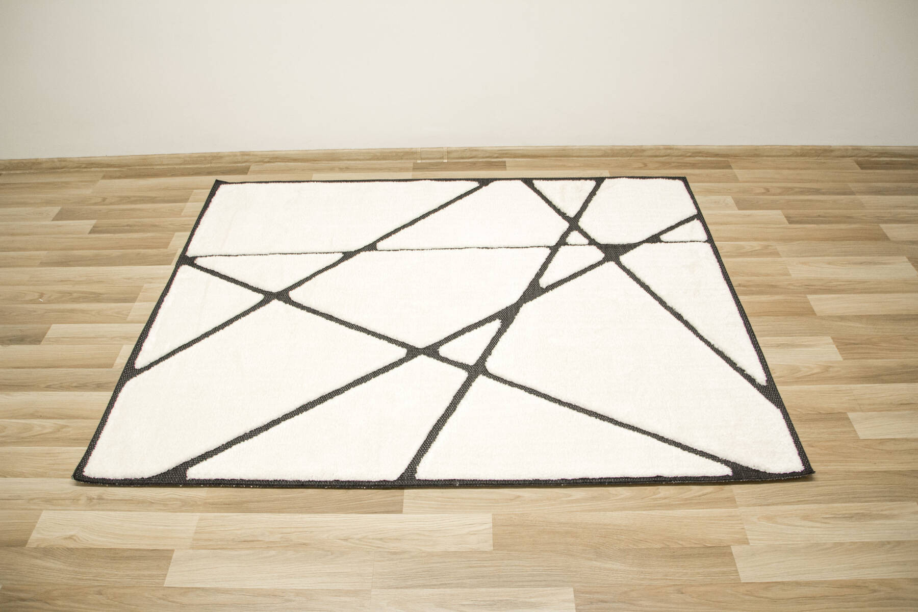 Koberec Shaggy Lula Soft IM85A trojúhelníky, krémový / černý