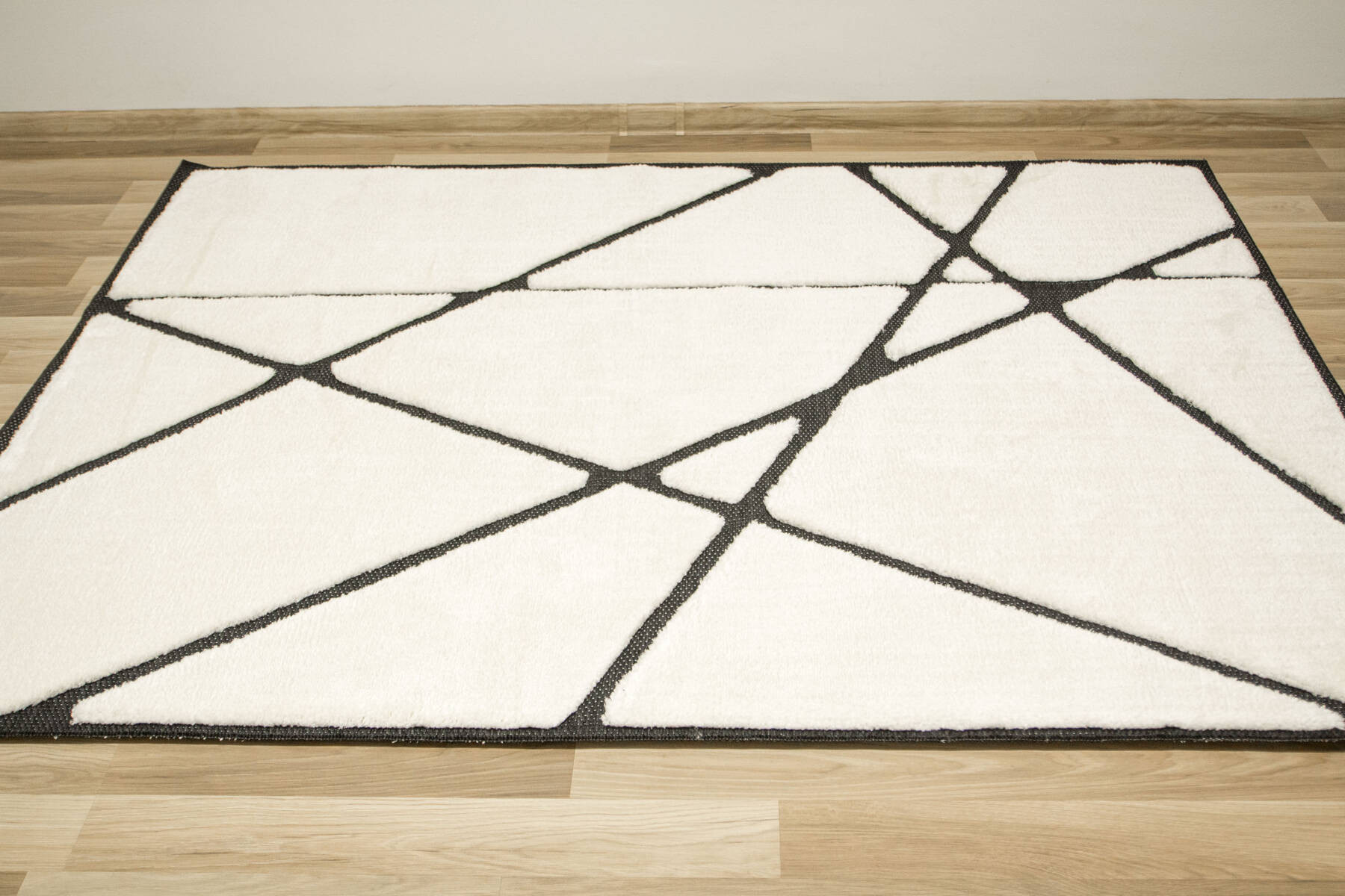 Koberec Shaggy Lula Soft IM85A trojúhelníky, krémový / černý