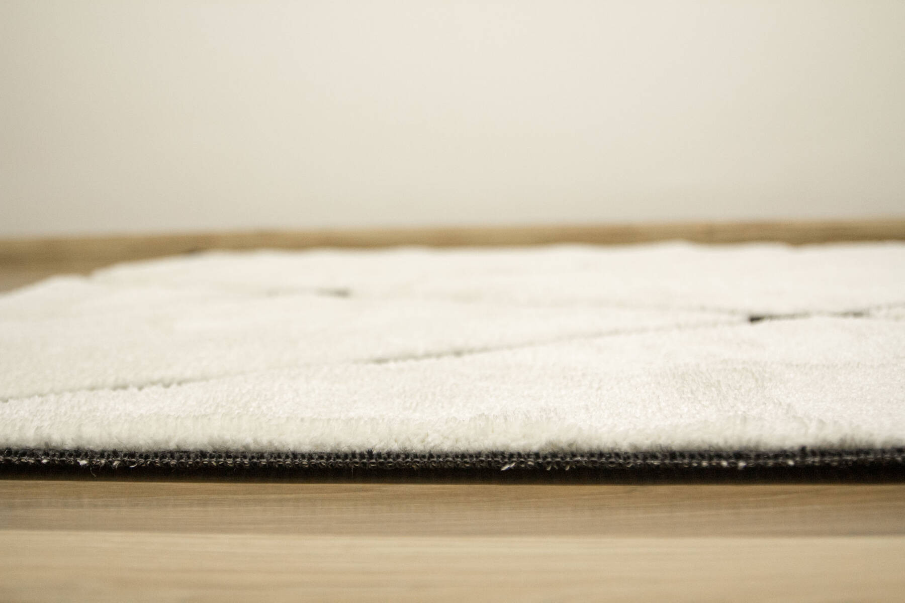 Koberec Shaggy Lula Soft IM85A trojúhelníky, krémový / černý