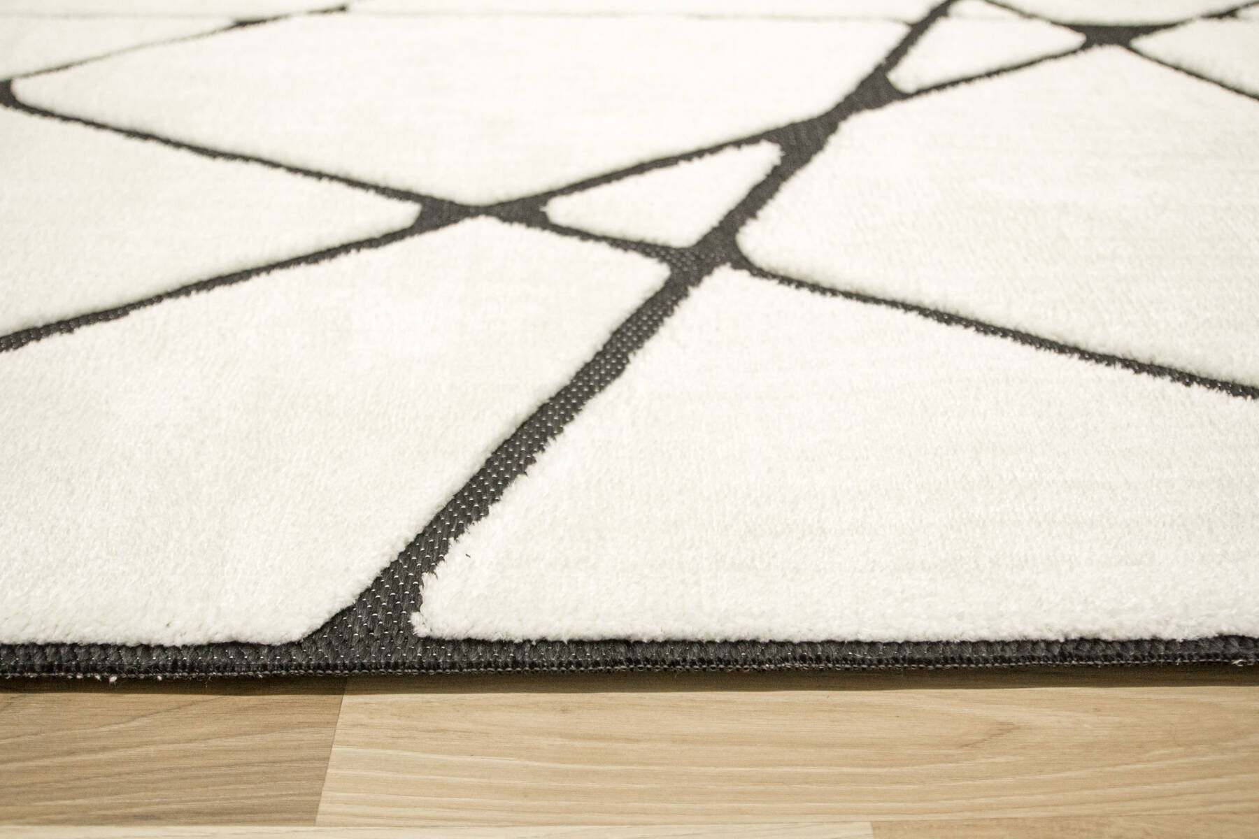 Koberec Shaggy Lula Soft IM85A trojúhelníky, krémový / černý