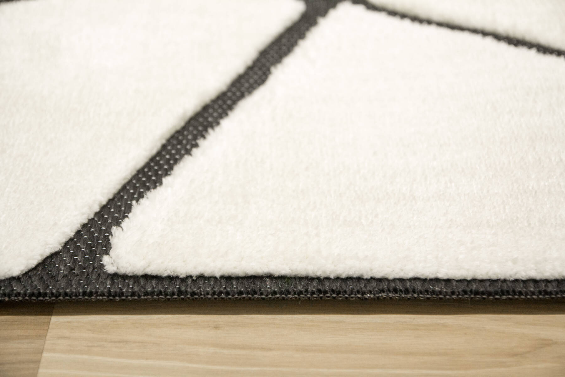 Koberec Shaggy Lula Soft IM85A trojúhelníky, krémový / černý