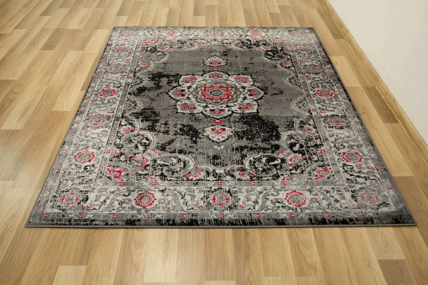 Koberec Victoria 7094A Ornament šedý / červený