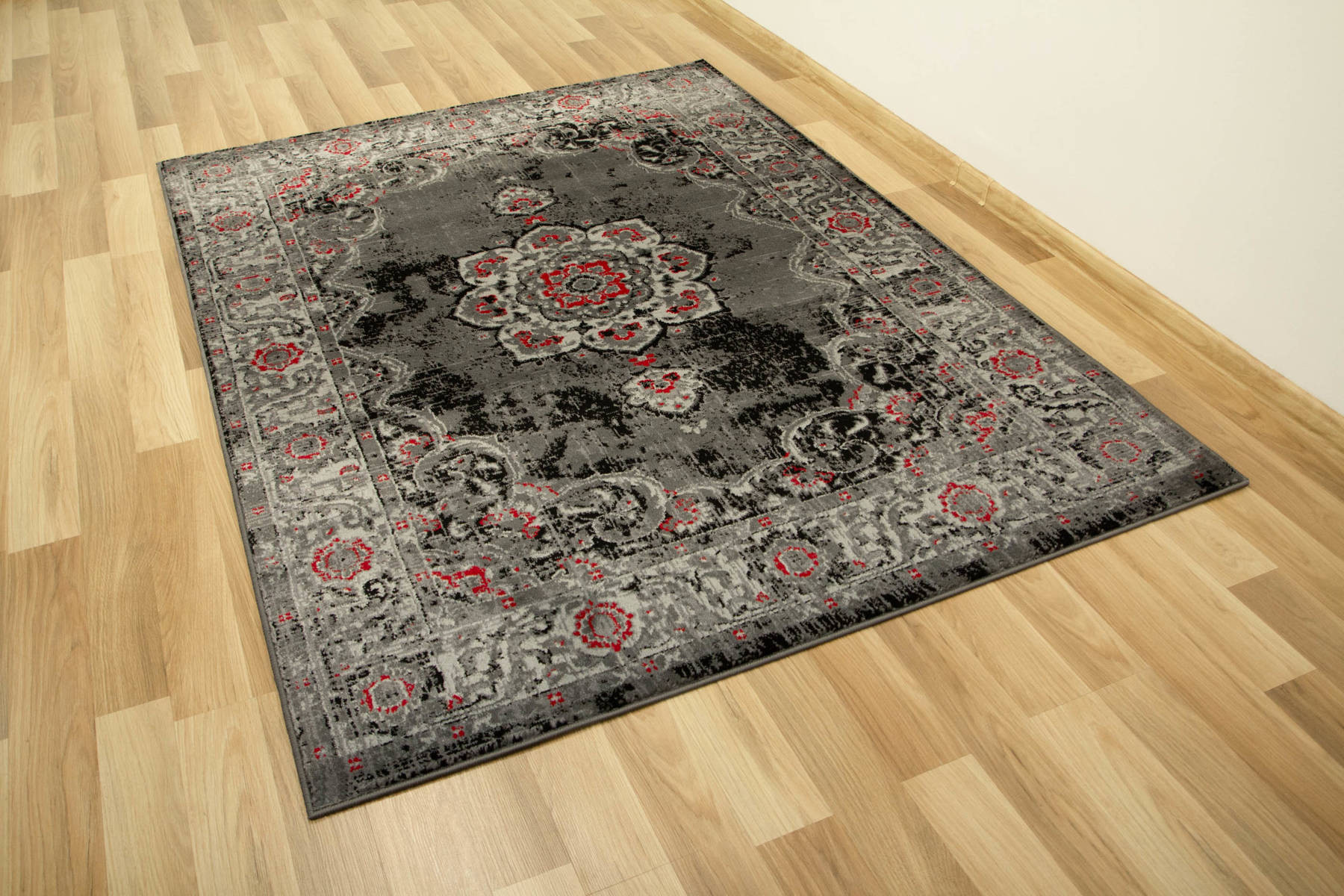 Koberec Victoria 7094A Ornament šedý / červený