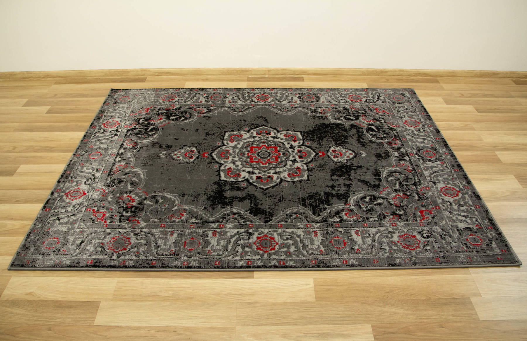 Koberec Victoria 7094A Ornament šedý / červený